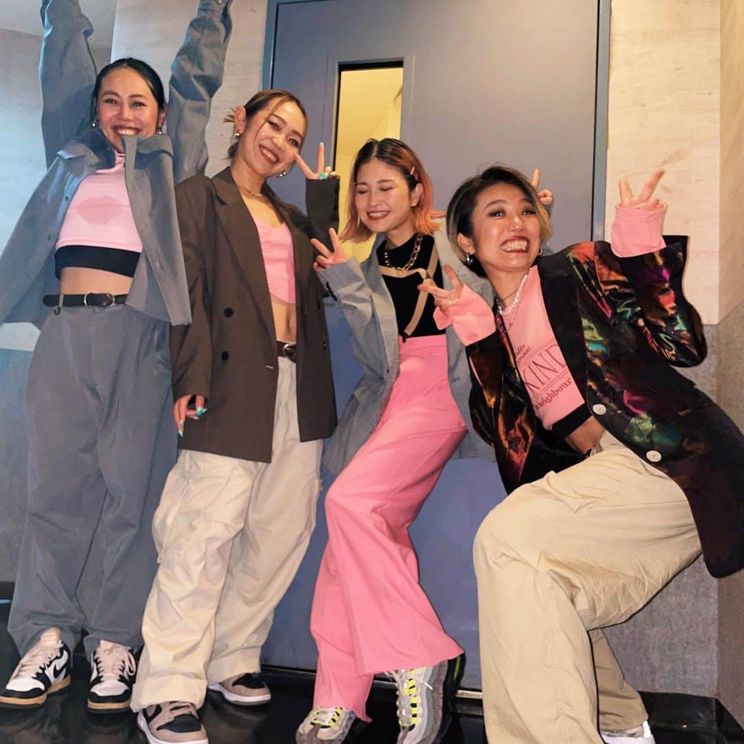 HARUKA MUTOのインスタグラム：「👭🏼👭🏼💗  久々の東京でのShow。 皆それぞれ環境が変わってもこうやってまた集まれて踊れて最高に楽しかった🫶🏽  Thank you @kujinko ちゃん @kaooori_39 ちゃん @_rina1216_   🤍」
