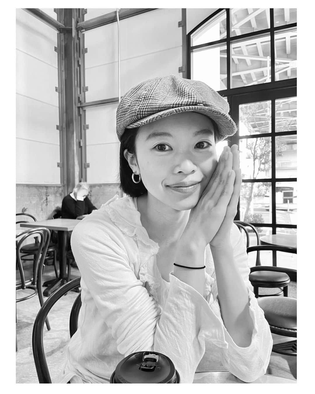 東咲月のインスタグラム：「後ろのおばさまが良い雰囲気を醸し出してくれていて 日本じゃないみたいな写真撮れた笑 春日和が続いていて毎朝気持ち良いですね〜 新年度のはじまりもうすぐ🌸」