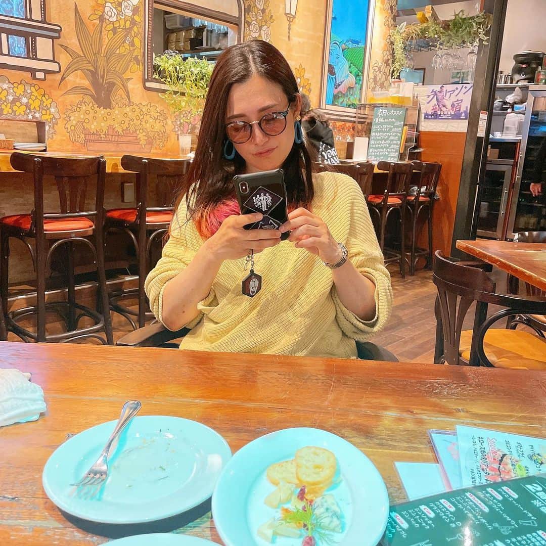 佐々木海のインスタグラム：「自分で締めのコーヒー頼んだのに、なぜかチーズの盛り合わせも頼んで 何と合わせて食うねん！って1人で言うてる。」