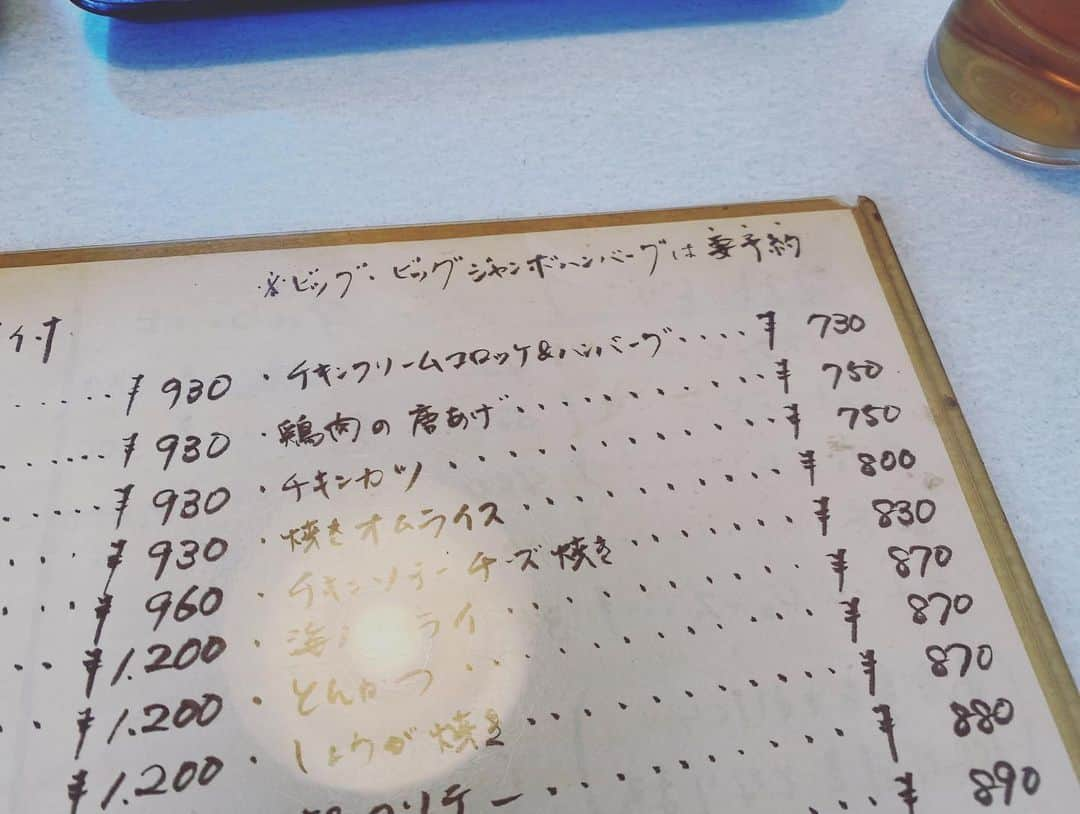 下野佐和子さんのインスタグラム写真 - (下野佐和子Instagram)「#ランチ #ハンバーグランチ #鹿児島県 #さつま町ランチ #女子会 #割り箸クイーン #日替わり定食 #美食館 #いつかのシリーズ #ビッグビッグハンバーグ #チーズハンバーグ   【さつま町　美食館】 2021年？だったかな... ばあちゃんとランチ🍛元気な人ってお肉好きよねー。この日もばあちゃん肉食べてたな(笑) 美食館の店内も中々渋くていい感じ😌動物カレンダーの写真だけ切って壁に貼るっていうのは、昭和レトロあるある◎」3月22日 20時43分 - osawadon_sawako