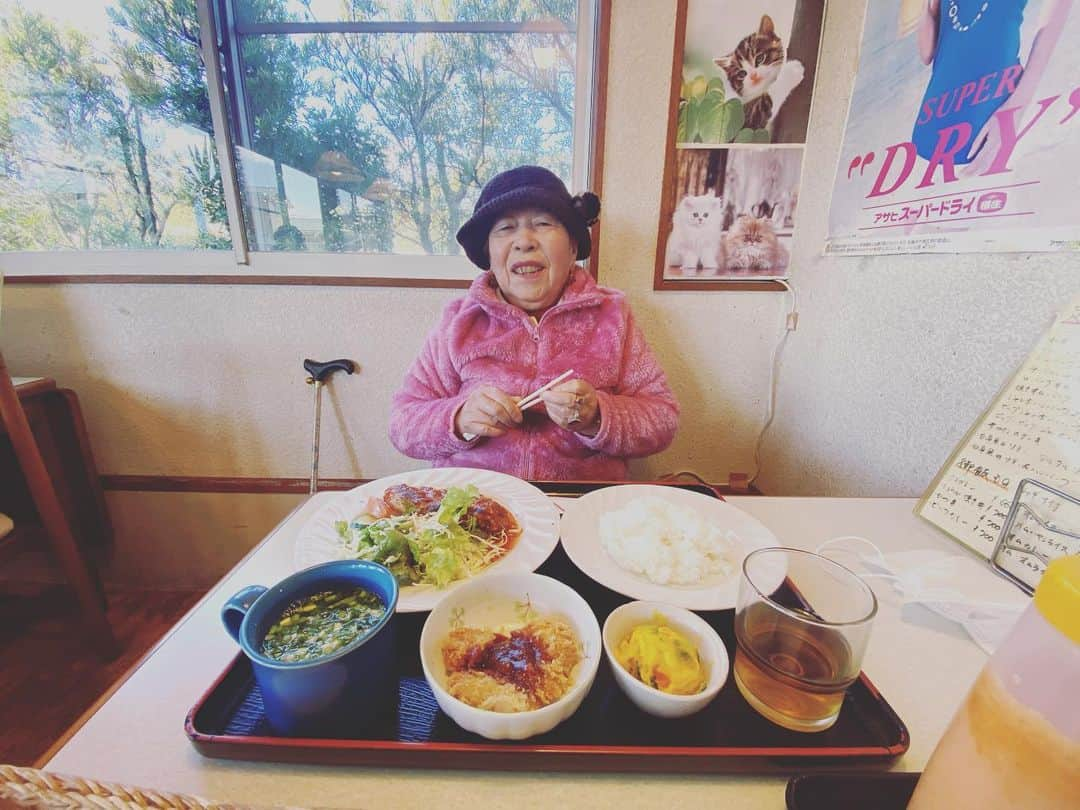 下野佐和子のインスタグラム：「#ランチ #ハンバーグランチ #鹿児島県 #さつま町ランチ #女子会 #割り箸クイーン #日替わり定食 #美食館 #いつかのシリーズ #ビッグビッグハンバーグ #チーズハンバーグ   【さつま町　美食館】 2021年？だったかな... ばあちゃんとランチ🍛元気な人ってお肉好きよねー。この日もばあちゃん肉食べてたな(笑) 美食館の店内も中々渋くていい感じ😌動物カレンダーの写真だけ切って壁に貼るっていうのは、昭和レトロあるある◎」