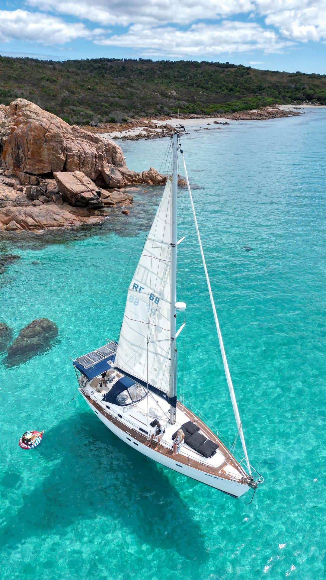 のインスタグラム：「This is what a day in paradise sailing in the Margaret River region looks like with @sailingcharterswa 🌊  Only a 15 minute drive from @smiths_beach_resort this tour is spectacular and a must while you’re in the area. Spend a few hours on board Madeline exploring the coast from Dunsborough to Eagle bay, sailing and relaxing, soaking up the sunshine and iridescent turquoise vista. You can stop along the way at any of the magnificent spots to swim, paddle, snorkel, float or climb the billion year old boulders.   Your skipper, Luke, is so knowledgeable, kind and an all round awesome, fun guy. It’s one of best boat tours we’ve done, our kids absolutely loved it, and it’s best way to see all the beaches and incredible ancient rocks along Geographe bay. Keep your eyes peeled for marine life too. The water is so crystal clear like the Maldives so you can see everything 🐬  #sailingcharterswa #smithsbeachresort #wathedreamstate #seeaustralia #comeandsaygday #Margaretriver #australiassouthwest #travelcommunity #sailing #castlerock #boatday #beautifuldestinations #maldiveslovers #sailinglife #sailing」