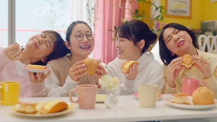 斎藤なりのインスタグラム：「【告知】 3月14日から放送されている ローソンのウチカフェスイーツのCM 出演しております🍰 現場のオフショットです〜！  今回の現場とても楽しかったな〜 撮影中何度も、撮影部さんや演出部さん達と「美味しそう〜🤤」「新作発売されたら買お〜🤤」と心の声が漏れてしまったり、美術部さんが用意されたセットが可愛過ぎて「このスリッパどこのですか!?」とお聞きしちゃったり、とても和気藹々とした現場でした🌿  あ、あと！ 実は、今回ご一緒した録音部さんが池田エライザ監督の映画 「夏、至るころ」でご一緒した方がいらっしゃって…4年ぶりの再会！「お久しぶりです」と声かけていただいた時本当に嬉しかった。。。ありがとうございます！  楽しく美味しく素敵な現場でした！  #川栄李奈 さん  #島村苑香 さん  #大野佑紀奈 さん  #西村征暁 監督  ありがとうございました！  #ローソン　#ウチカフェスイーツ」