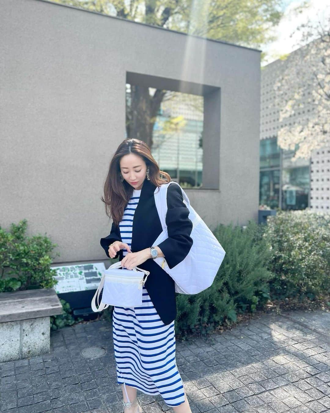 神崎恵のインスタグラム：「・ 明日から雨続きの予報です。 今日は初夏のような陽気で、とても気持ちがよかったです🌿 そろそろボーダーが着たくなる季節。 アイスクリームよりシャーベットが恋しくなる季節。 カラカランとグラスの中で回る氷がいい季節。 が来るなぁと。 ボーダーには、“大げさ“な耳飾りやリップカラー、それに眼鏡🥸 今日はパンっと存在感のあるyslのピンクリップとパールのイヤリングを合わせました。 ビッグトートとバニティは真っ白で🐑 2個持ちしたら、予想以上にかわいくて、なんだか嬉しくなりました👯‍♀️ 書類にpcにジム用の着替えやタンブラーにポーチ、バニティまですっぽり入る安心感。 もちろん軽い。  @lesportsacjapan の発売記念イベントも決定しました。 また詳細をご報告させてください🍒  まったく関係ないのですが、次男が初カラーをしまして。 カラーの持ちやいい色を持続したいだろうと、 ブラウンシャンプーを買いました。 紫シャンプー、ピンクシャンプー、アッシュシャンプー、シルバーシャンプー。 ヘアケアの進化もスバラスィ🫧 ブラウンシャンプーは、入れたカラーにもよりますが、黄みが強でがちな毛、ギラつきがちな毛におすすめです。」