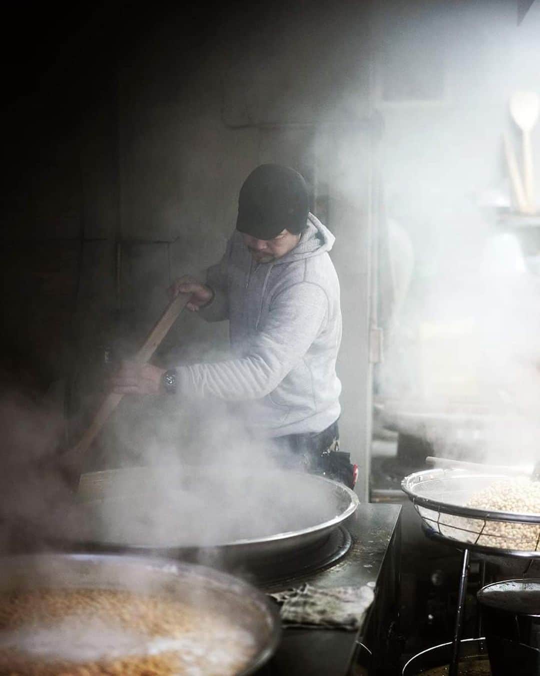 大杉隼平のインスタグラム：「【写真展開催】大杉隼平×勝浦町  -移ろう季節 感覚よりも早く変わっていく-  桜祭りに合わせて屋外展示を開催します。川の中に展示する写真は桜の花びらが散ると見えなくなっていく。風に靡くタペストリーは光と影で見え方を変え続ける。  3/25（土）から4/9（日）までの開催となります。  #写真 #写真展 #展示 #屋外展示 #徳島 #勝浦 #勝浦町 #桜祭り #勝浦さくら祭り #tokushima #katsuura #exhibition #leica #leicam #leicaphotography #leicaphoto #四国 #shumpeiohsugi_photographer #shumpeiohsugi #大杉隼平写真展 #大杉隼平」
