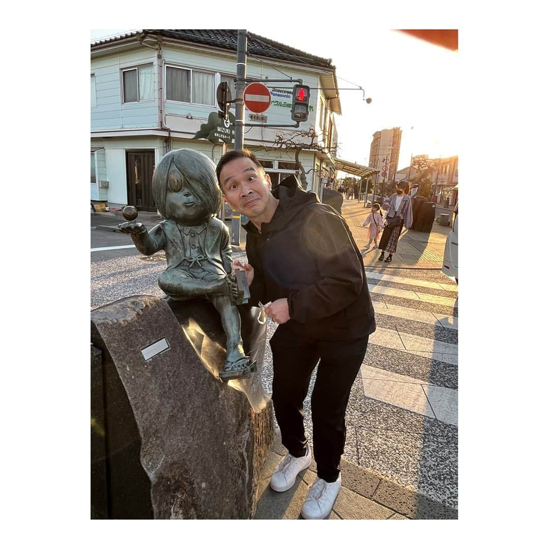 杉本美香さんのインスタグラム写真 - (杉本美香Instagram)「・ ・ 2023/3/19 毎年恒例で伺っていた、鳥取県境港での柔道大会と柔道教室🥋  2018年を最後に行けなかったので、5年ぶりに子供達やライオンズクラブの方々や境港柔道連盟の方々にもお会い出来て嬉しかったです✨  子どもたちが大きくなっていてビックリ‼️ あんなに小さくて人懐っこかった子たちが、控えめで敬語も使えるようになっていて5年ってスゲーって思った😲  今回は、私が信頼していて、常に向上心を持ち、少年がそのまま大きくなったような伊藤良彦さんと柔道指導へ行ってきました✨  子どもたちや指導者の方々も参加してくれて、見ている私が嬉しい気持ちになりました⭐️  指導の後は、大好きな水木しげるロードへ🤍  何回来ても楽しい🥰  初鳥取県、初水木しげるロードの少年はテンション爆上がり🤣笑  また、一緒になにかしましょうね🤩 ありがとうございました♪ ・ ・ #鳥取県境港 #柔道大会 #柔道指導 #ライオンズクラブ #境港柔道連盟 #再会は嬉しい #また来年行けたらいいな #感謝 #smile😊」3月22日 20時50分 - mika__sugimoto