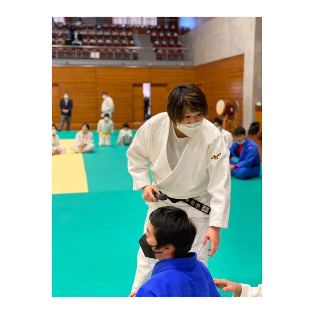 杉本美香さんのインスタグラム写真 - (杉本美香Instagram)「・ ・ 2023/3/19 毎年恒例で伺っていた、鳥取県境港での柔道大会と柔道教室🥋  2018年を最後に行けなかったので、5年ぶりに子供達やライオンズクラブの方々や境港柔道連盟の方々にもお会い出来て嬉しかったです✨  子どもたちが大きくなっていてビックリ‼️ あんなに小さくて人懐っこかった子たちが、控えめで敬語も使えるようになっていて5年ってスゲーって思った😲  今回は、私が信頼していて、常に向上心を持ち、少年がそのまま大きくなったような伊藤良彦さんと柔道指導へ行ってきました✨  子どもたちや指導者の方々も参加してくれて、見ている私が嬉しい気持ちになりました⭐️  指導の後は、大好きな水木しげるロードへ🤍  何回来ても楽しい🥰  初鳥取県、初水木しげるロードの少年はテンション爆上がり🤣笑  また、一緒になにかしましょうね🤩 ありがとうございました♪ ・ ・ #鳥取県境港 #柔道大会 #柔道指導 #ライオンズクラブ #境港柔道連盟 #再会は嬉しい #また来年行けたらいいな #感謝 #smile😊」3月22日 20時50分 - mika__sugimoto