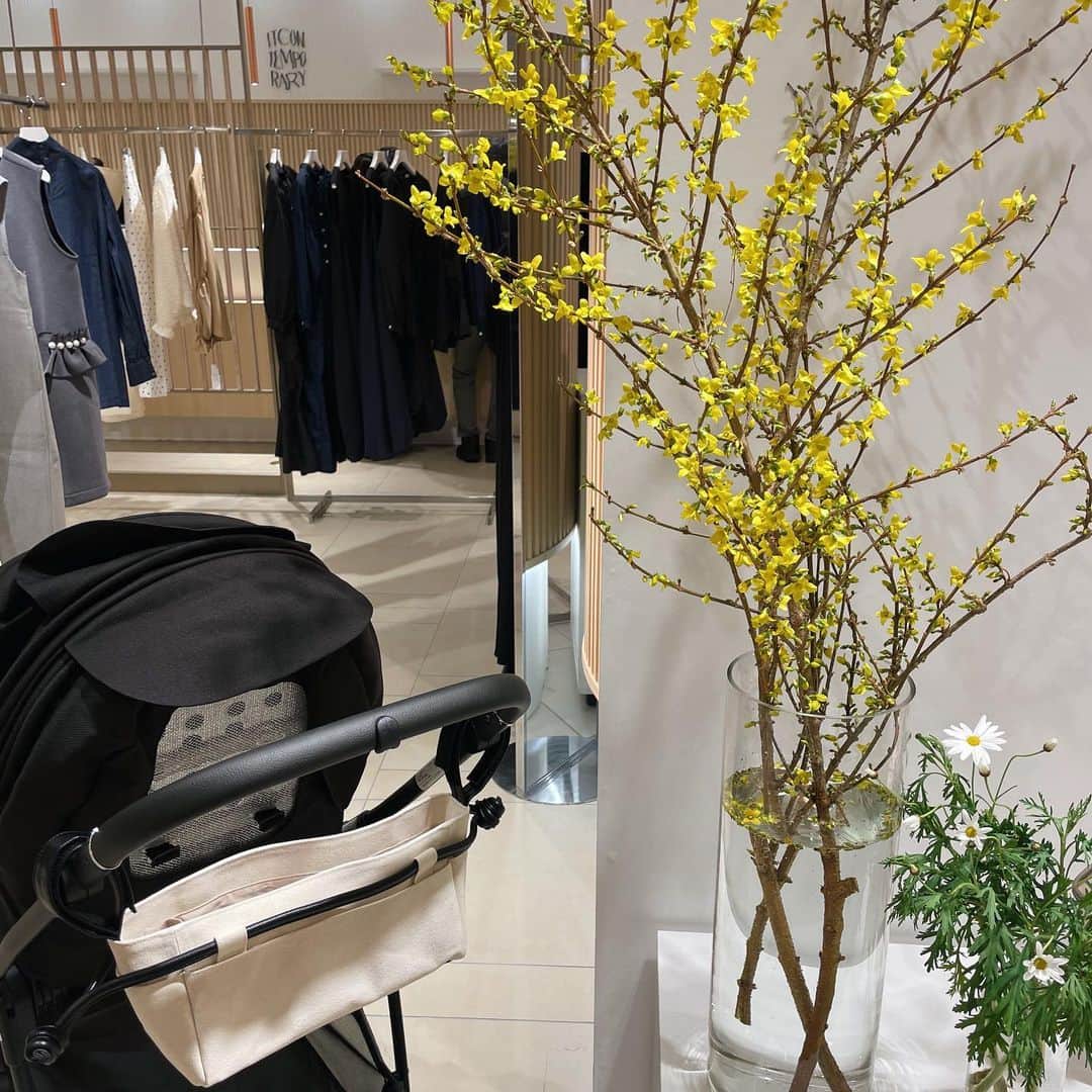 Hiromi Ｍaedaのインスタグラム：「@eldo__official POPUP SHOP 📍阪急うめだ本店4F 3/22(wed)-3/28(tue) ・ @blanc_official.jp と合同開催中です🐝 ・ eldoは今回、販売アイテム数は少ないのですが 昨年秋にご好評いただいたビッグカラーブラウスやスカラップブラウスも少量入荷してきております♡ ・ 又、阪急オンラインストアでは ピンタックロングスカートblackの予約販売も受け付けておりますので、 ぜひチェックよろしくお願い致します☺️ ・ ・ ・ @hankyu_contemporary #阪急うめだ本店#eldo_official_jp」