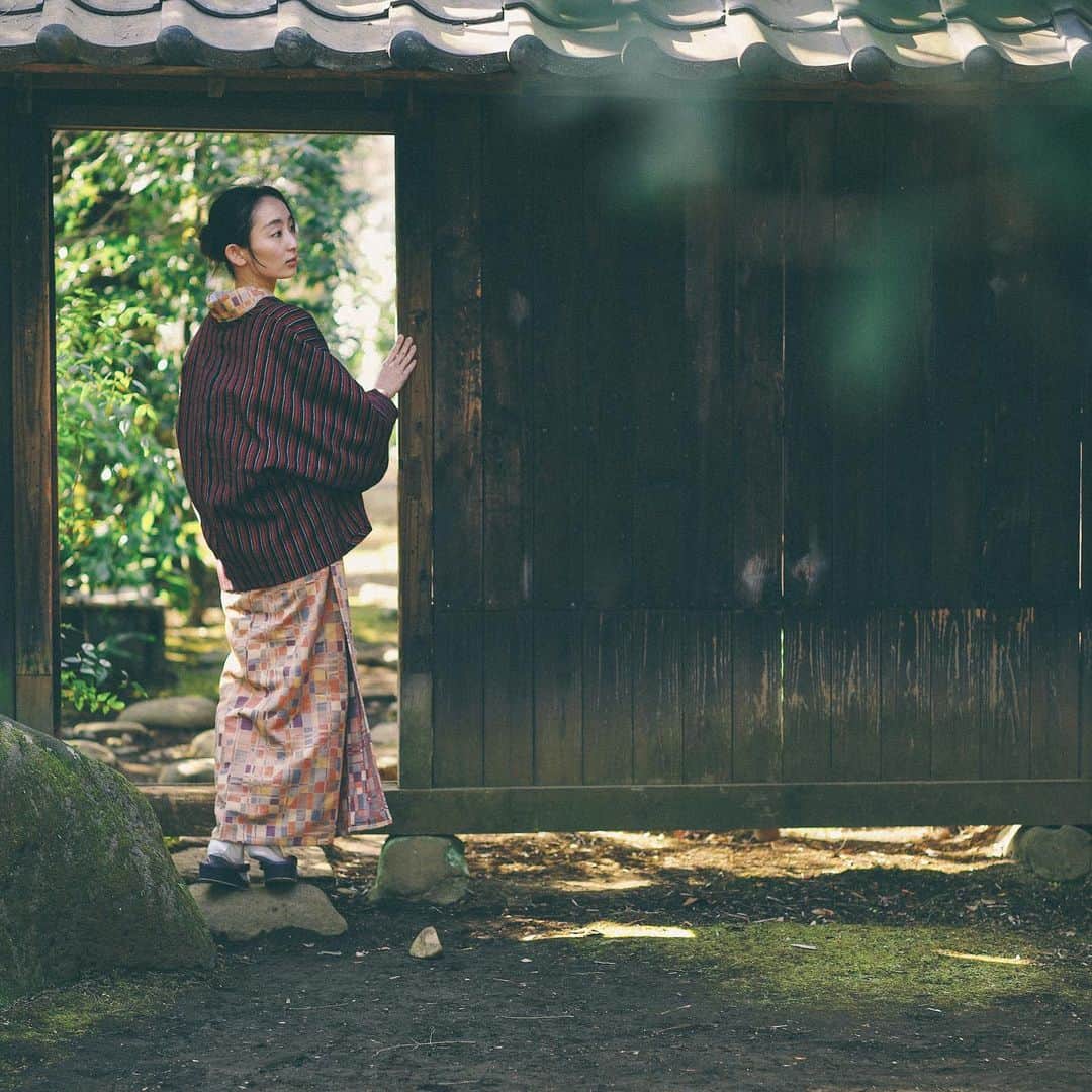 辻祐香のインスタグラム：「. I like this picture. It looks cool. Actually… it was hard to keep valance and cool face on a small stone hhha!   昔の人って、ジムとか運動してなくても今の人より絶対体幹あるよね。舗装されてない道、草履で歩くって結構大変。  #着物のある暮らし  #着物のある生活  #着物のある風景  #着物女優 #昭和女優 #kimonolover #lovekimono #kimonoactress #naturalmoment #japaneseactress #timeslipgirl」