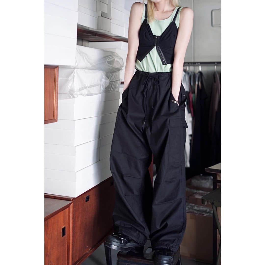 鑑田幸代のインスタグラム：「. collaborationしました　❤︎ ❤︎ ❤︎ .  @hyke_official × JUQUI 23 Spring Summer【  TYPE M-51 SHELL PANTS 】 今季、別注2カラー（BLACK /WHITE）をコラボレーション…❤︎  1950年代US ARMYのミリタリーパンツからインスピレーションを得てデザインされたpants。 防水性があり丈夫でありながら、しなやかさも併せ持ちunisexで着用できるジェンダーレスitem。」