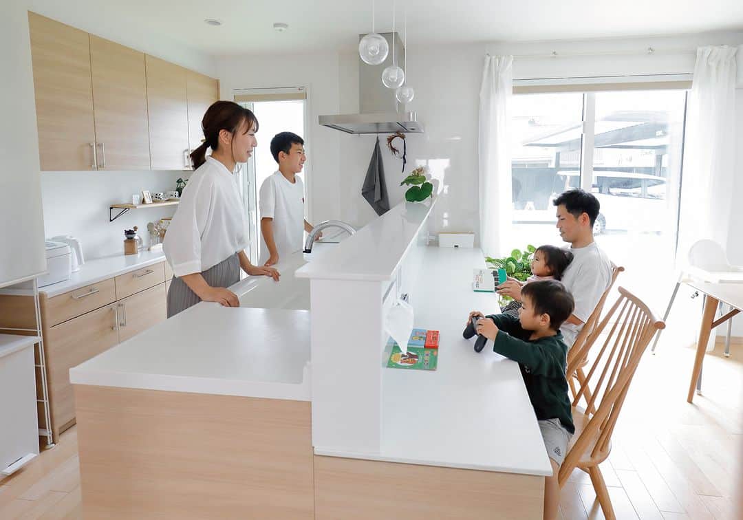 株式会社 一条工務店のインスタグラム：「_【子どもの成長を見守る、キッズカウンターキッチン】 .  子どもの成長を近くで見られるようにと、キッズカウンターキッチンを採用したオーナー様。 広さも十分なので、お子様と一緒にキッチンに立ち、料理をすることもできます。 コンセントが付いたキッズカウンターは、お子様の勉強やお絵かきはもちろん、奥様の作業デスクとしてもピッタリです♪ . こちらのお住まいは、カタログ「VOICE of ICHIJO　一条の「子育て」特集」で詳しくご覧いただけます！@ichijo_officialのハイライト「カタログ請求」のリンクが便利です♪ . #一条工務店 #家は性能 #アイスマート #ismart　#LDK　#キッチン　#対面キッチン　#ダイニングキッチン　#キッチンインテリア　#キッチンカウンター　#インテリアデザイン　#子供のいる暮らし　#子どものいる暮らし　#明るい家　#すっきり暮らす　#暮らしを楽しむ　#家づくりアイデア　#施工事例 #マイホーム #注文住宅　#家づくり計画 #家づくり #一戸建て #新築 #新築一戸建て　#注文住宅新築 #住宅デザイン #マイホーム日記 #理想の家 #ハウスメーカー」