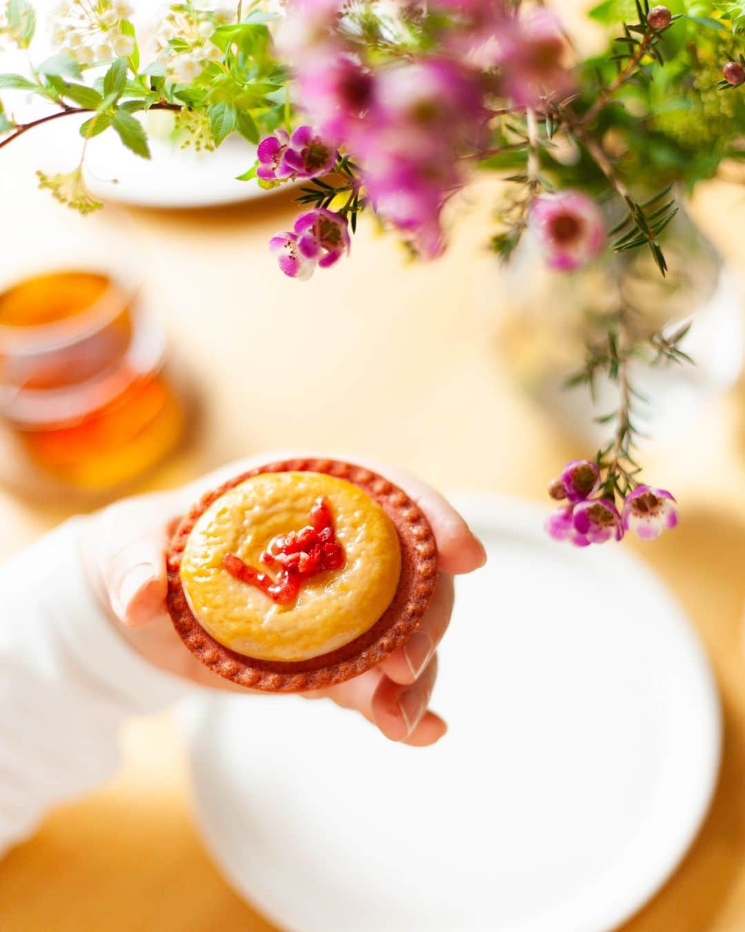 BAKE CHEESE TART OFFICIALのインスタグラム：「春のベリー3種セット💐あまおう苺、ブルーベリー、フランボワーズの3種が入っています。お子さまから大人までお楽しみいただける組み合わせ✨  🍓あまおう苺 ピンク色のクッキー生地、甘酸っぱい苺の味に春を感じる、見た目にも可愛らしいチーズタルトです。  🫐ブルーベリー 創業のルーツとも言える大ヒットフレーバー「ブルーベリーチーズタルト」をリニューアル。チーズムースと、中に入っているブルーベリージャムの絶妙なバランスをお楽しみください。  #ベイクチーズタルト #bakecheesetart #チーズタルト専門店 #チーズタルト #チーズ #チーズスイーツ #チーズケーキ  #あまおう #苺 #いちごスイーツ #いちごタルト  #イチゴタルト #イチゴ #イチゴスイーツ #ブルーベリー #フランボワーズ」