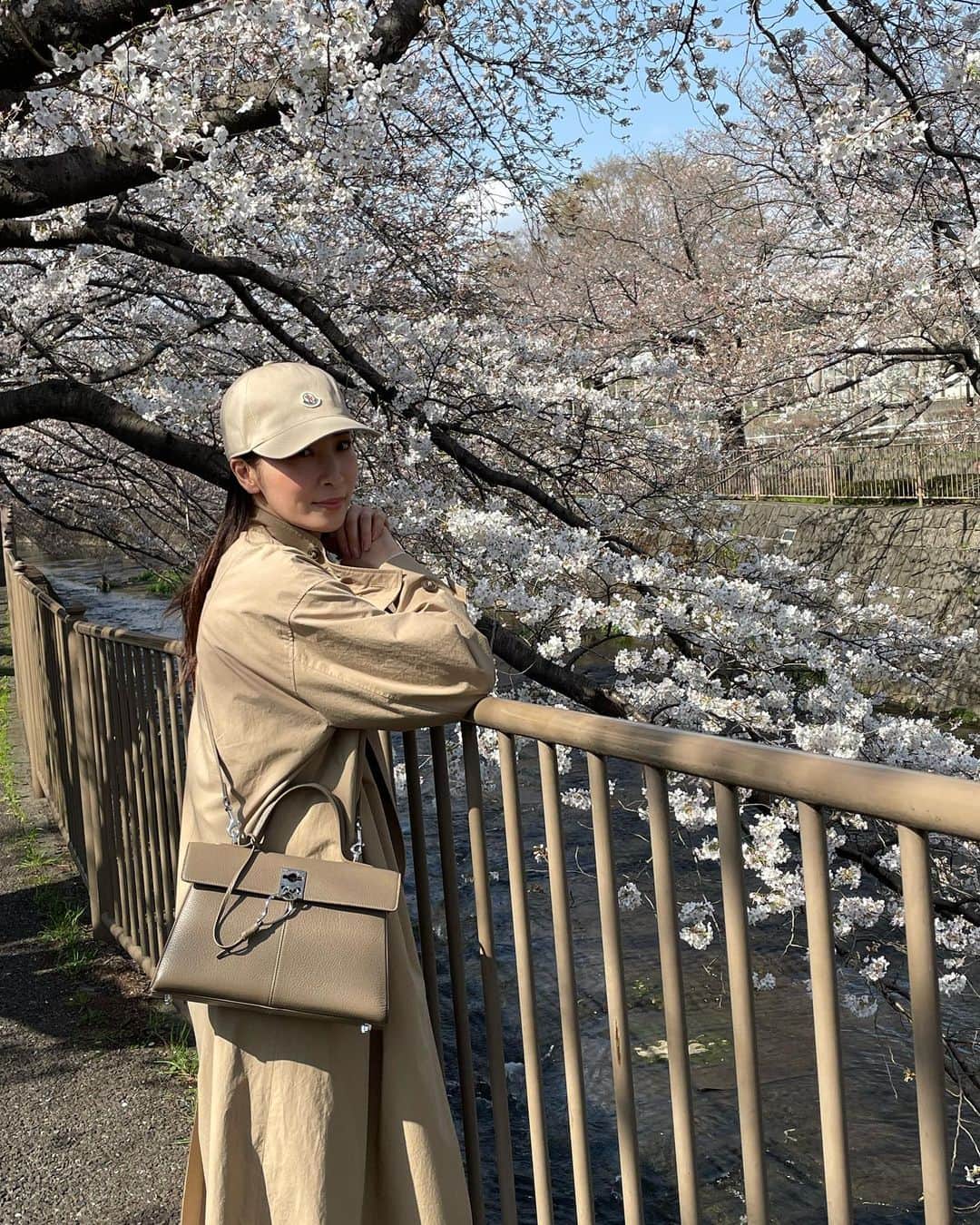 真飛聖さんのインスタグラム写真 - (真飛聖Instagram)「お花見🌸  おもちとお花見🐶🌸  お花見 ワントーンコーデ✨  可愛くて、かたちも 色も 大きさも ちょうど良くて、 めちゃくちゃ使いやすい @cafune.official のカバン。  スタイリストの田村さんが持ってきてくれた衣装が 可愛すぎて、買い取りさせてもらった @manof_official のコート。  めちゃくちゃ被りやすい @moncler のキャップ。  最近のあたしのヘビロテコーデだなぁ・・・  桜も、もうすぐ満開になりそうですね🌸  そしてそして、 WBC侍ジャパン世界一 本当ーーーーーに おめでとうございます㊗️⚾️👏  興奮しました、鳥肌立ちました、泣きました！！！  感動を・・・本当ーに ありがとうございました！！！ 本当に、本当に、お疲れ様でした！！！  #お花見 #パグ#pu#女の子 #おもち #ワントーンコーデ #ヘビロテコーデ」3月22日 21時01分 - sei_matobu