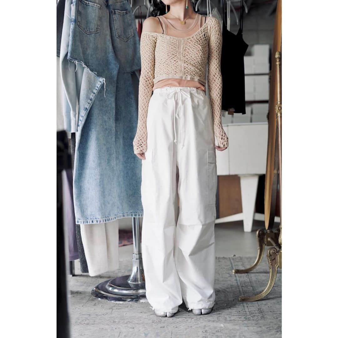 鑑田幸代のインスタグラム：「. collaborationしました　❤︎ ❤︎ ❤︎ .  @hyke_official × JUQUI 23 Spring Summer【  TYPE M-51 SHELL PANTS 】 今季、別注2カラー（BLACK /WHITE）をコラボレーション…❤︎  1950年代US ARMYのミリタリーパンツからインスピレーションを得てデザインされたpants。 防水性があり丈夫でありながら、しなやかさも併せ持ちunisexで着用できるジェンダーレスitem。」