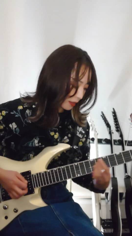 のインスタグラム：「今日のフレーズ🎸  今日は音楽雑誌WeROCKで連載させてもらっているコラムを執筆したり、色々と作業してました！  そして夫が大事にしている真っ白なフーディを洗濯したらデニムの色が移ってしまって、それを落とすのに奮闘してました🤣 結果泡で出るキッチンハイターが良い事がわかりました！👍  #guitar #esp #ギター #今日のフレーズ」