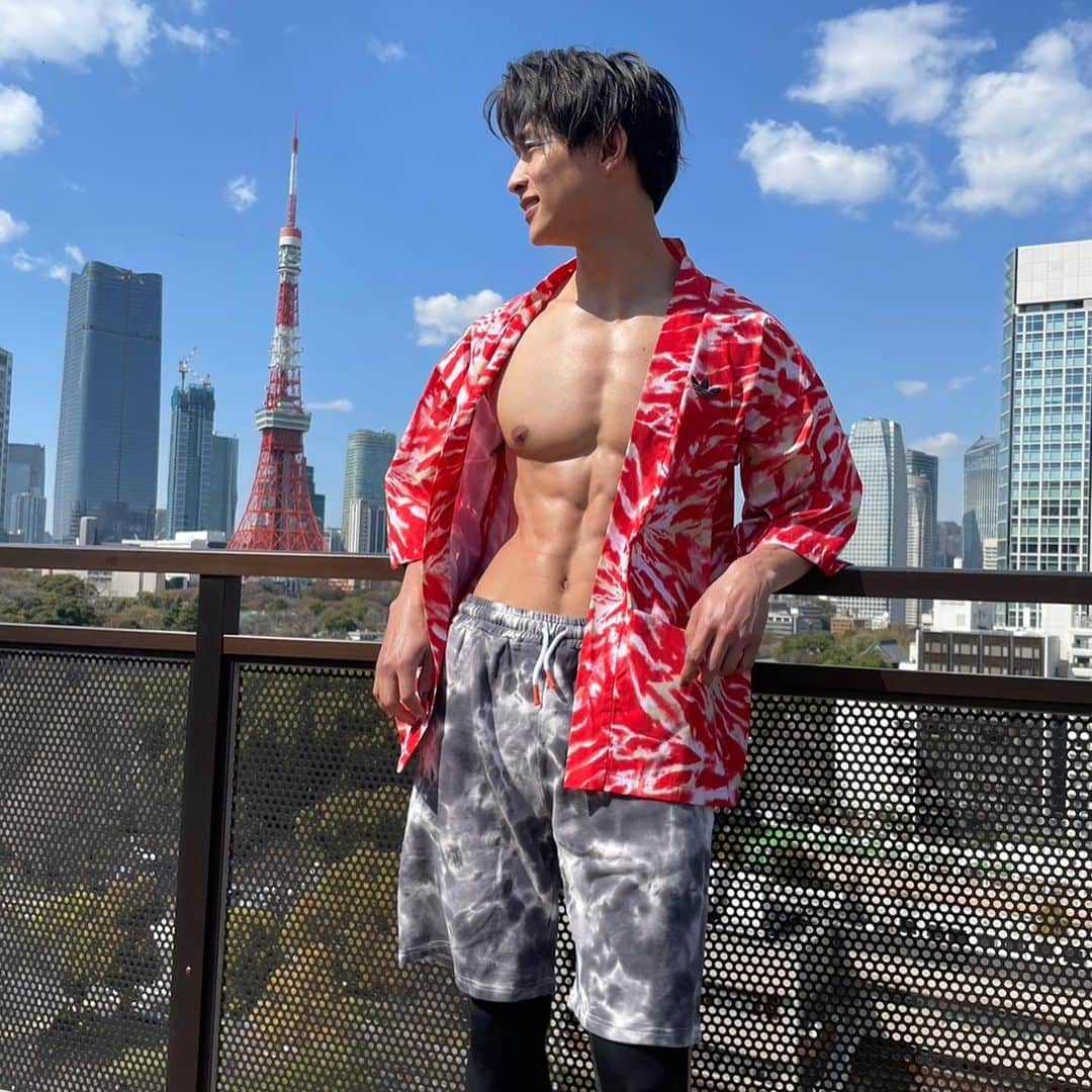 中道理央也のインスタグラム：「撮影のオフショットwith🗼  3枚目ヘアピン付いてるのは内緒にしててください🤫  #fitness #fitnessmodel #fitnessmotivation #training #workout #tokyo #japan」