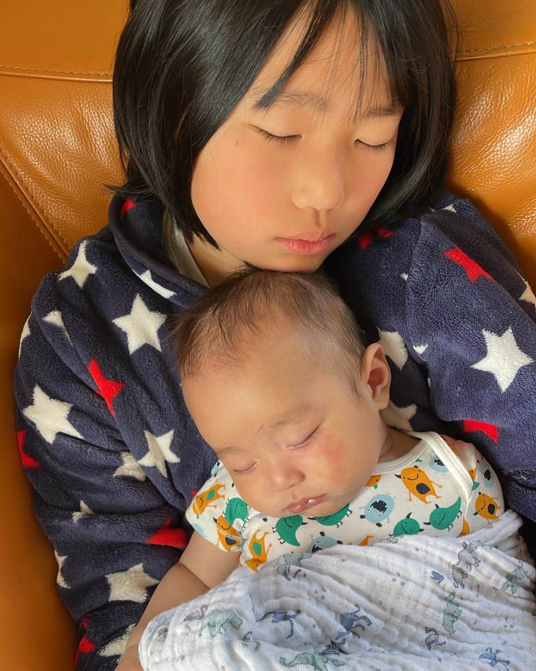 結子さんのインスタグラム写真 - (結子Instagram)「This is my life🤍🤍 息子と部屋着でうろうろ。 . かれんととあがかわちい #小学生#ママ#生後3ヶ月#babybjorn」3月22日 21時08分 - yuiko_yyy