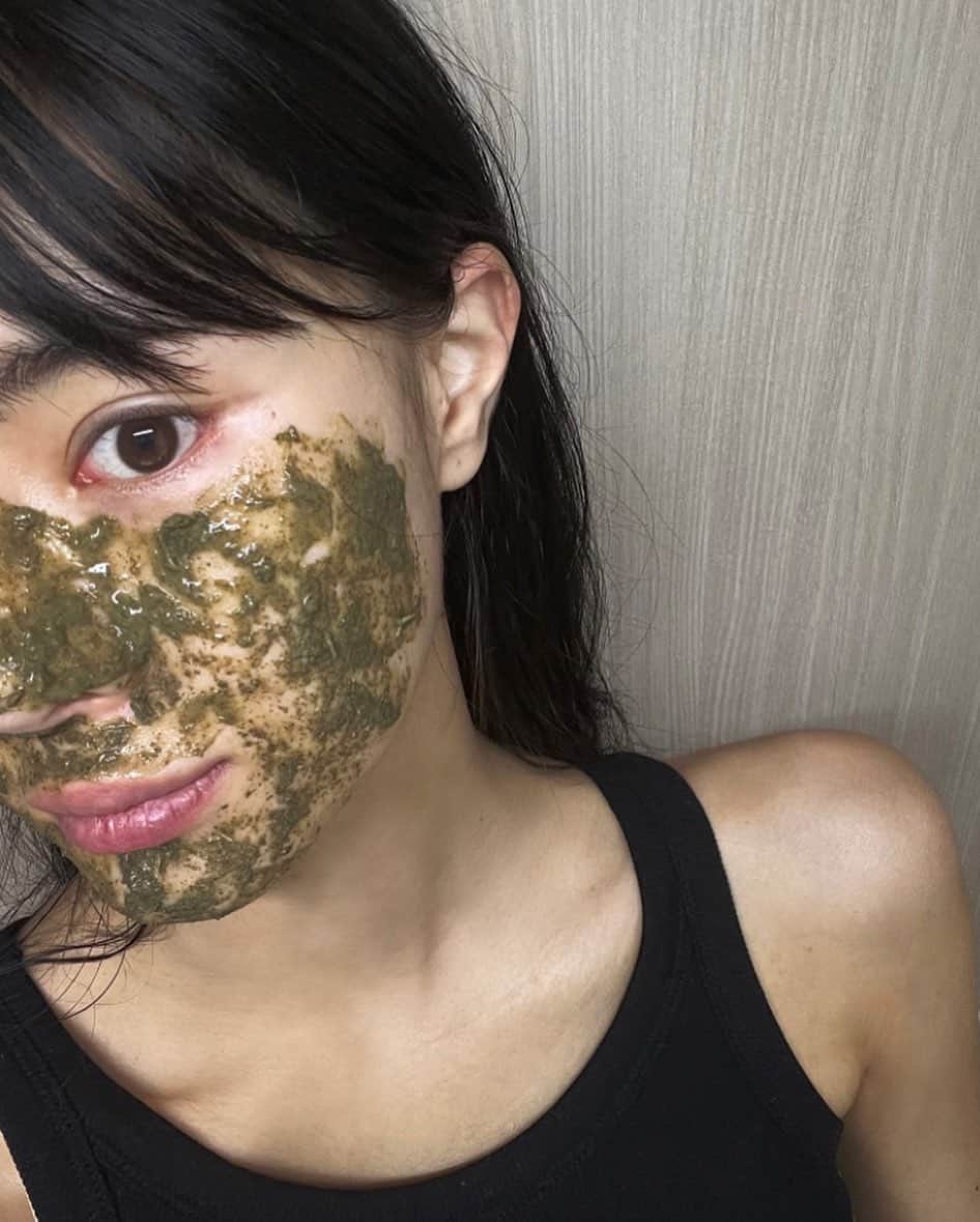 キム・ボラムのインスタグラム：「오늘은 멜라노필 마지막날 입니다 🥲  자정 칼같이 종료될 예정이니 까묵지 말고 보시면 바로 구매해주세요 🤍 노폐물, 각질제거, 블랙헤드, 모공관리, 여드름 피부 모두 모두 집중!!  피부를 환생시켜주는 필링으로 정말 유명한 제품이에요. 묵은 각질은 벗겨내고 스피큘이 피부 깊숙이 전달되면서 피부 재생시켜준답니다!  관리 후 따로 각질 벗겨짐, 일어남 절대🙅🏽‍♀️ 메이크업 너무 잘 먹음 민낯 이뻐짐 🧏🏽‍♀️ 링크는 프로필에 있습니다 #멜라노필공구 #멜라노필 #환생필」