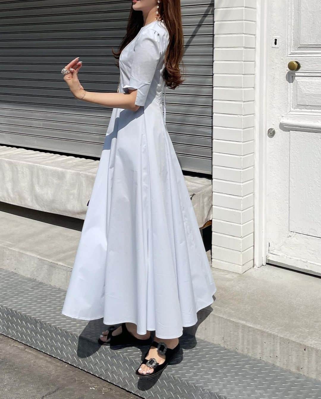 ___mikik___さんのインスタグラム写真 - (___mikik___Instagram)「flare onepiece 👗🤍 ⠀ 皆さんのお声から生まれた無地ver. この形はご着用いただいた方から絶賛して頂く自信のシルエット✨ たっぷりの生地を使った贅沢さ♡広がるフレアスカートが女性らしく気分の上がる1枚です☺️ ⠀ 個人的にblackはマスト🖤 saxeも春夏にぴったりで迷うなぁ💭 ⠀ @_hyeon_jp  3/23(thu)21:00- pre order start. ⠀ キャロットptのドットblackも同日に再販あります♡」3月22日 21時12分 - ___mikik___