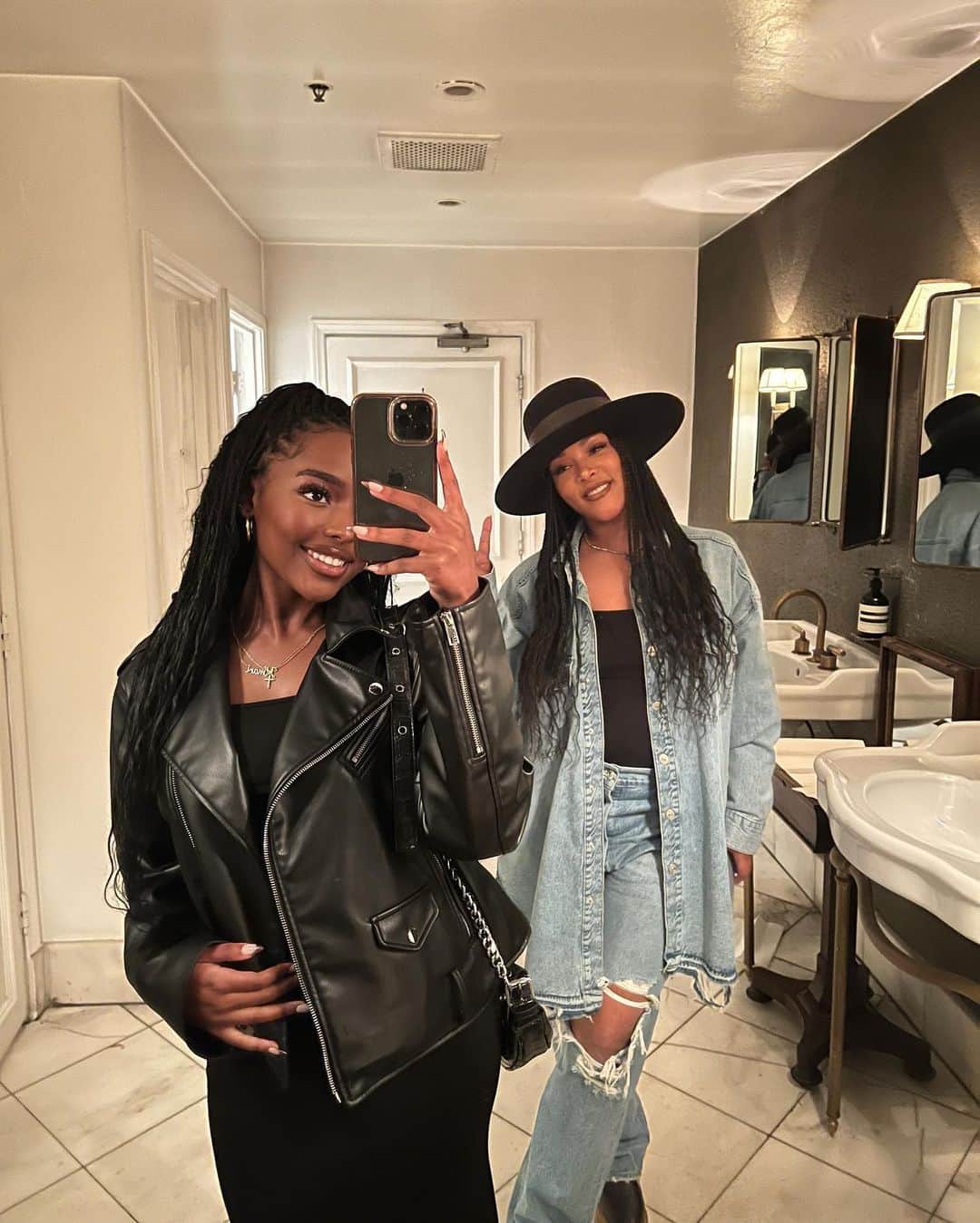 キーシャ・エップスのインスタグラム：「Can I rightfully say  “Twinning with my twin”? 🙃🥰  Beautiful brown skin & beautiful eyes like your dad of course & a heart of gold❤️❤️  What I can say is…only God could bless a connection like ours and I am so very very grateful🙏🏽  #WithAllMyHeart❤️✨ #GorgeousWithAHeartToMatch #BeautyBrainsAndGodFearing Pic #2 I got your back ALWAYS Pic #5 US」