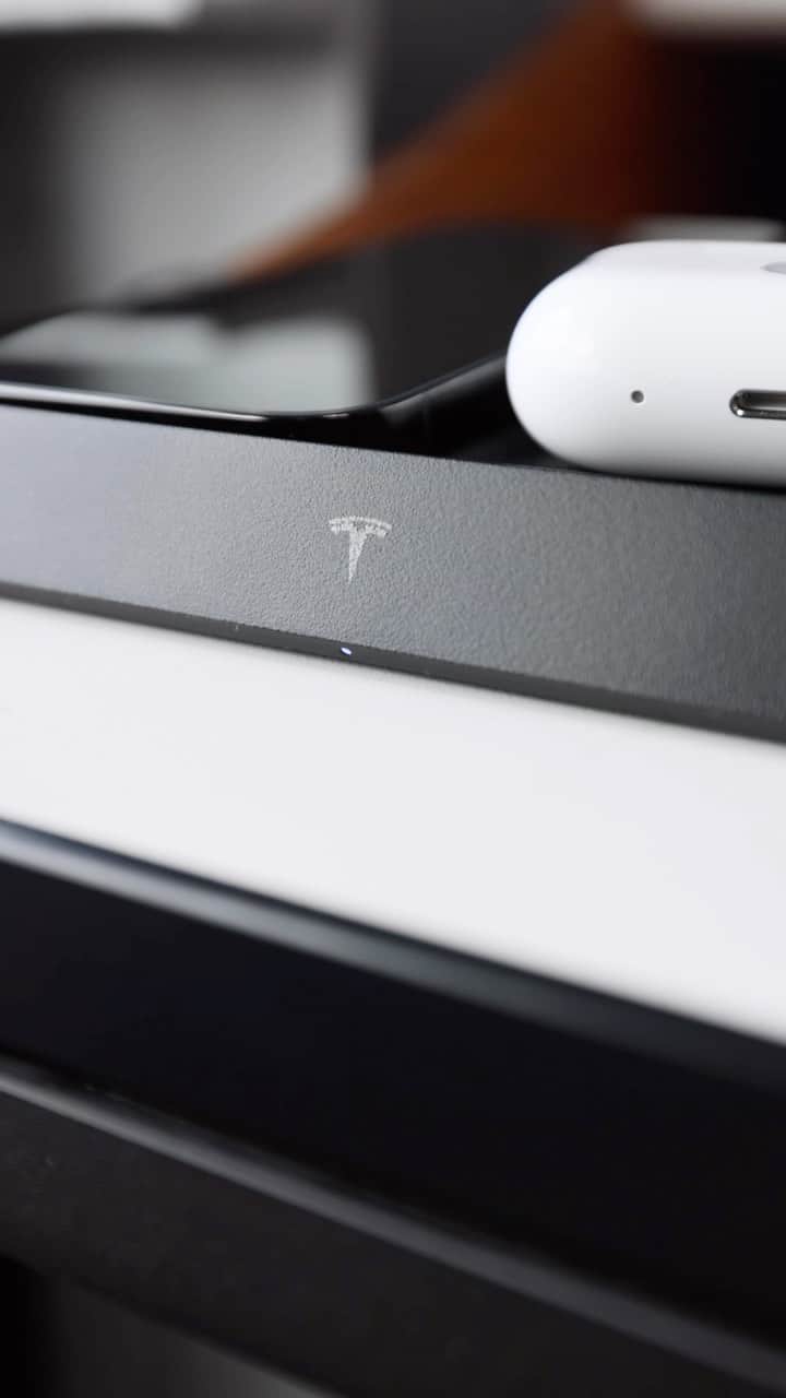 マーケス・ブラウンリーのインスタグラム：「Tesla’s Wireless Charger: Explained」