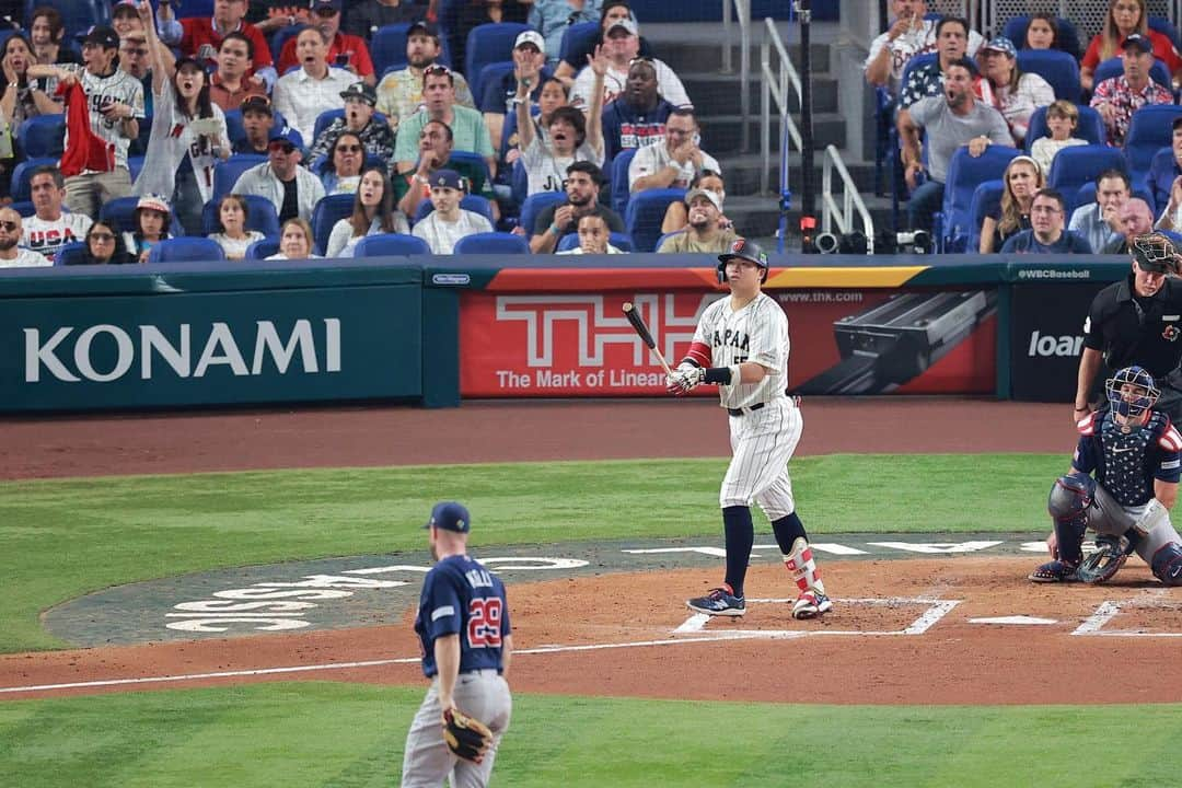 村上宗隆さんのインスタグラム写真 - (村上宗隆Instagram)「2023WBC  本当にたくさんの応援ありがとうございました  まず、今大会なかなか結果を出すことができずすごく悔しい思いをしました。それにもかかわらず僕を信じて起用してくれた栗山監督。僕を応援してくれた世界一のチームメイト、世界一のファンの皆様に感謝しかありません。 多少の厳しい声はありましたが、それ以上に励ましの言葉を頂きました。ありがとうございます。  僕にとってWBCの優勝は小さい頃からの夢でした まずは一つの夢が叶い、そして更に高い目標を設定させてくれてたこの大会に本当に感謝しています  世界のトッププレイヤーが集まるこの大会が開催されたことに感謝しています。こんなにも濃い1ヶ月を過ごせて幸せです！！！！！！  まだまだ沢山思うことはありますが、とにかく今は皆さんに感謝の気持ちでいっぱいです！  最後は栗山監督を世界一の監督にしたい、このチームを世界一のチームにしたいその想いだけでした、誰かのために頑張ること、その大切さをより一層感じることができました。本当にありがとうございました！  誠也さん栗林さんやったよー👍👍  #村上宗隆 #55」3月23日 6時47分 - ys_munetaka55