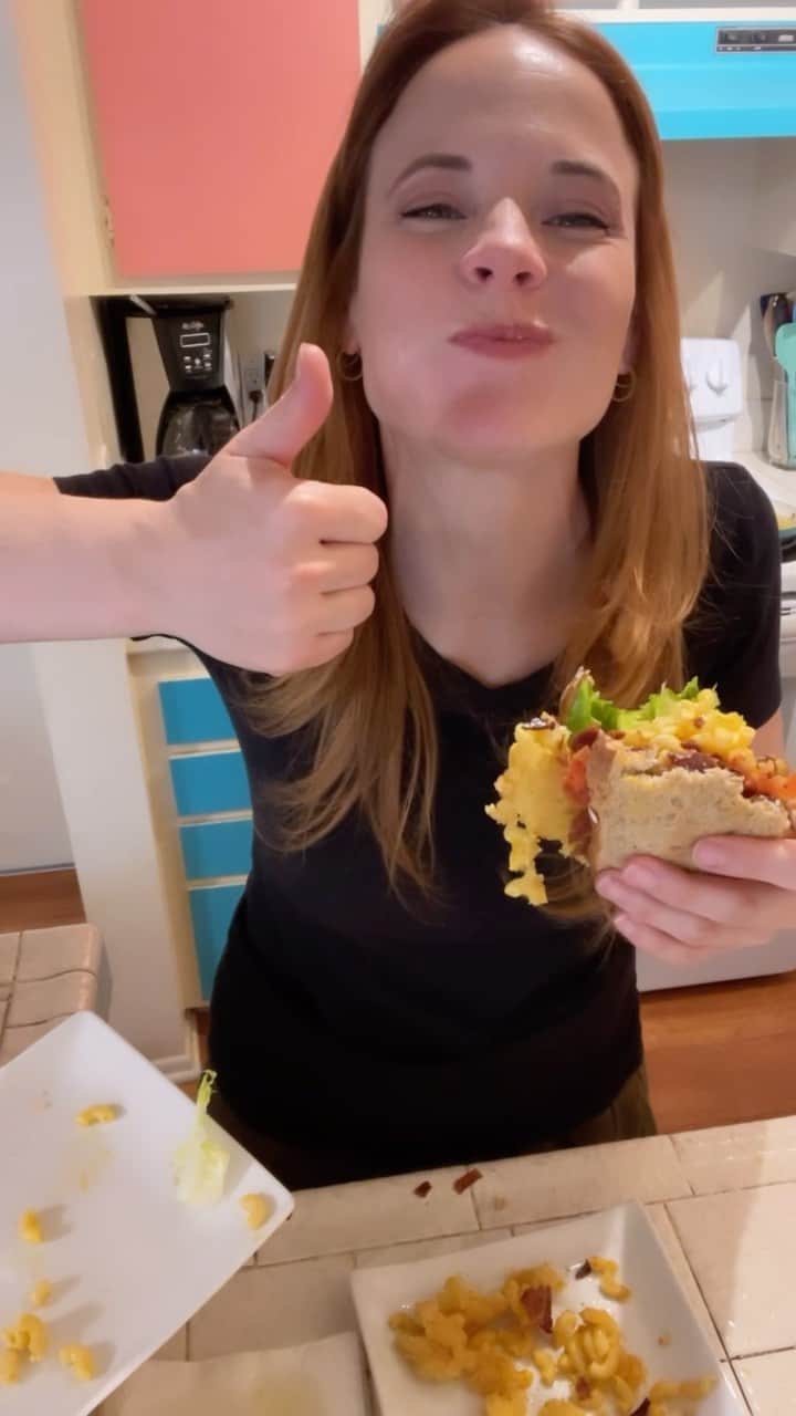 ケイティー・ルクレールのインスタグラム：「Rainy days always make me want mac and cheese (mostly because I always have some in my pantry) What are your favorite stay-at-home snacks? #rainyday #sandwichporn #macandcheese #blt #kraft #ruffles」