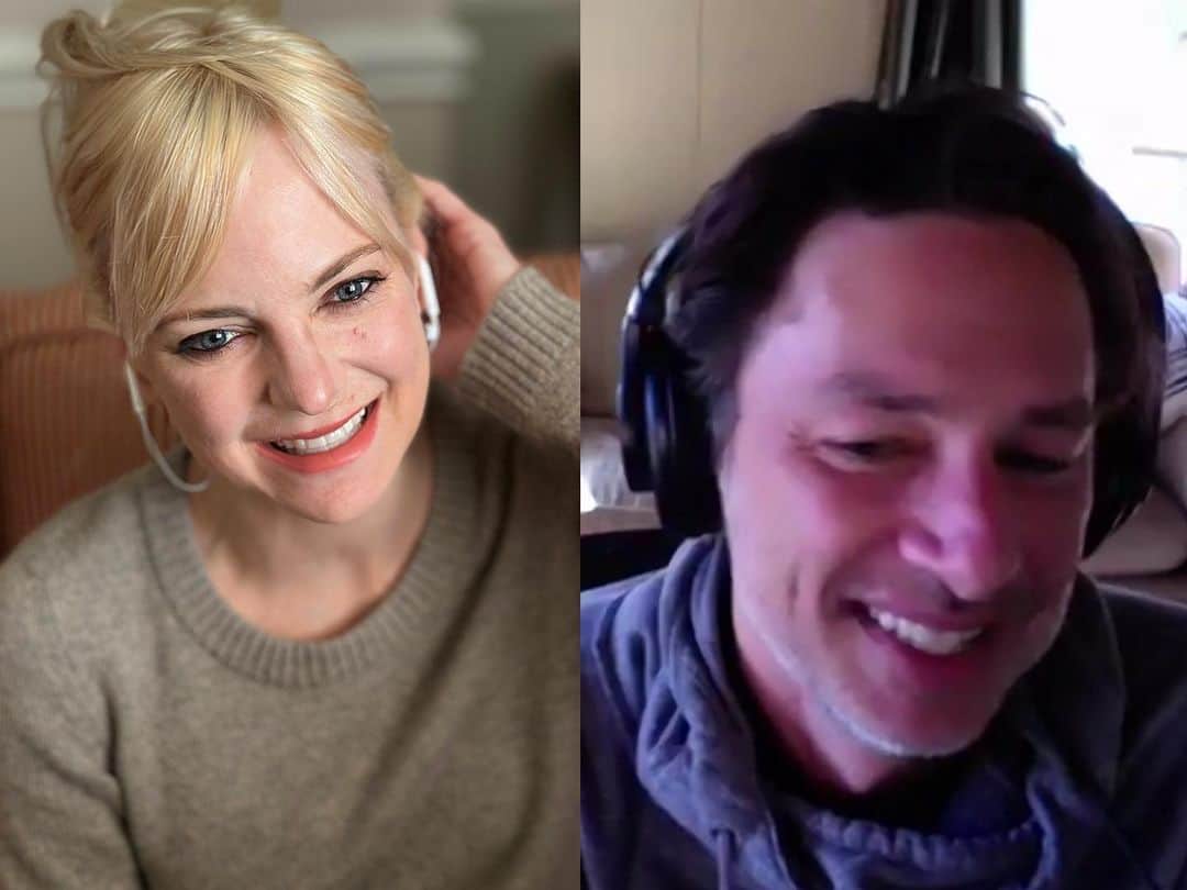 アンナ・ファリスのインスタグラム：「On this week’s episode… @zachbraff! @unqualified is available on Apple Podcasts or wherever you listen!」