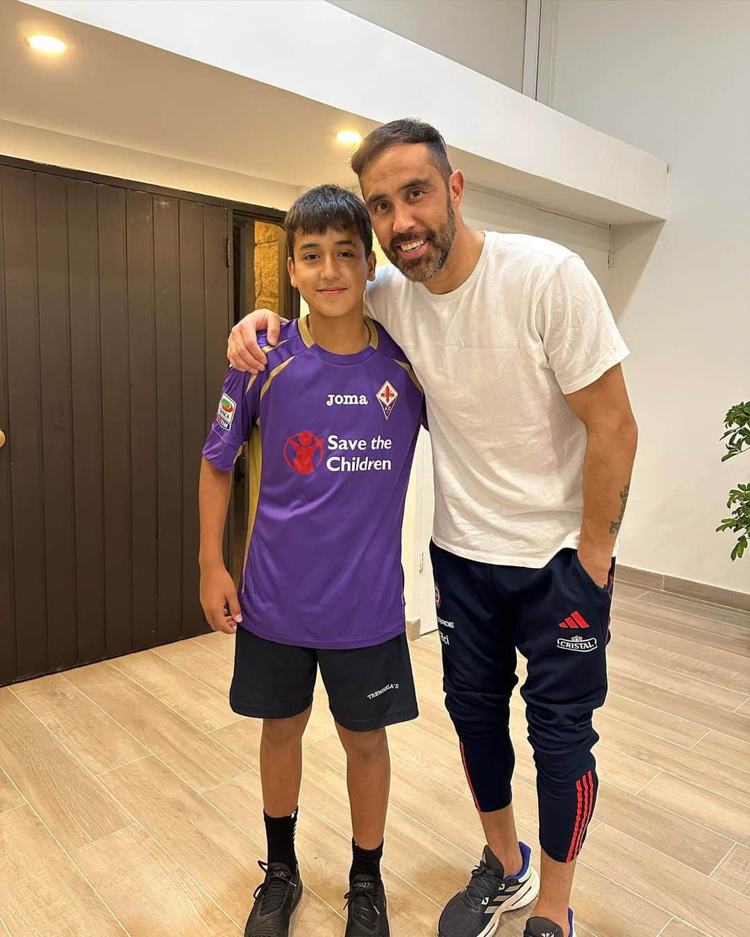 アルトゥーロ・ビダルのインスタグラム：「Nada más hermoso en la vida que verlos felices mis amores ❤️❤️❤️ Los amo con todo mi corazón ❤️🙏🏽 Muchas gracias por el cariño  @claudiobravo1 @alexis_officia1 🇨🇱」