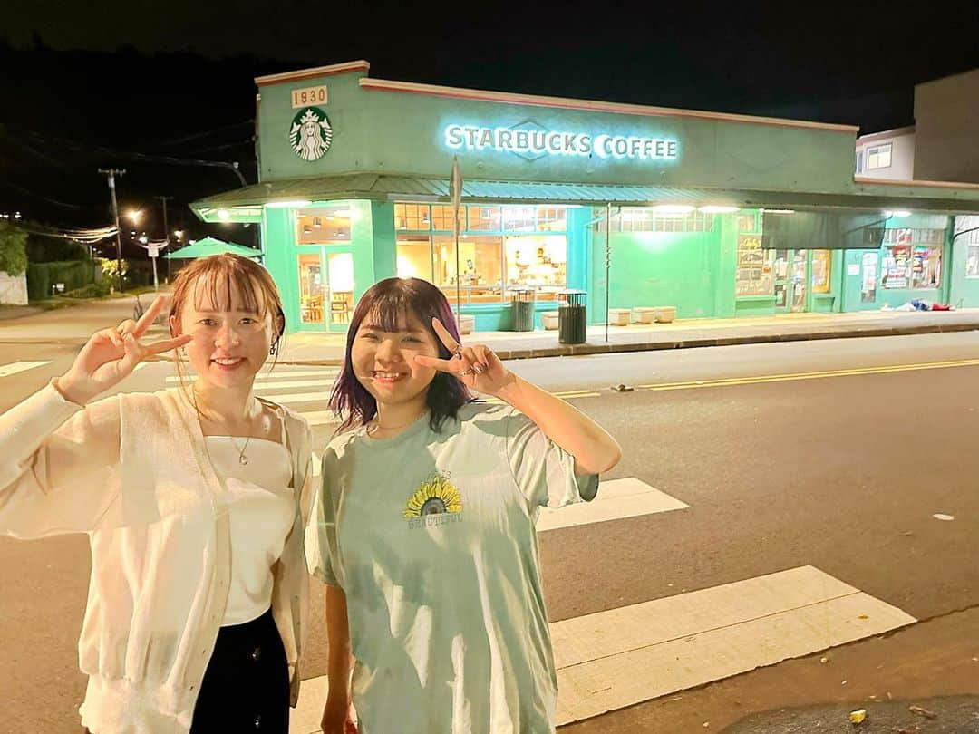 kawaiihawaiitourのインスタグラム：「夜のたくさんイルミネーションで鮮やかな緑のスタバも人気です✨カワイイ・ハワイ・ツアーでは、お客様が行きたいところを自由に選んでもらって好きなようにツアーが回れます‼️ --------------------------------------------------------- ❤️Kawaii Hawai'i Tour / カワイイ・ハワイ・ツアー ❤️✨🌈プラン🌈✨ (ハワイ州政府公認会社 PUC 497-C) ✔︎日本人経営 日本人ガイド付きツアーなので安心️🏝✨😎👍🏽# ✔︎あなただけのオリジナ  ✔︎初ハワイ満喫コース、オススメスケジュールご用意しています‼︎ ✔︎ガイドブック派？それともローカル体験派？#  ✔︎なんでもご相談下さい 💁🏽‍♂️💁🏽☀️🏝✨😎👍🏽 ✔︎お写真もたくさんお撮りします🤳 ------------------------------------------------------ お客様の笑顔が私達の笑顔をモットーにツアーをさせてもらっています🚙🚖🚘 --------------------------------------------------------  #ハワイ  #ハワイツアー #ファインダー越しの私の世界 #ピンクピルボックス  #天国の海 #ハワイウエディング  #ハワイツアー #ハレイワ　#ハワイハネムーン #ハワイチャーターツアー  #ハワイ旅行 　#カイルア #ハレイワ 　#ハワイ挙式 #ハワイ好きな人と繋がりたい #ハワイコロナ　#カイルアビーチ #ハレイワ #ホノルル #ピルボックス #アウラニディズニー　#ハワイハネムーン #ハワイ観光   #ブーツアンドキモズ #ラニカイビーチ　#ココヘッド #ハワイフォトツアー  #緑のスタバ #ラニカイビーチ　#ピルボックス　#ハワイ絶景　#カカアコウォールアート #ハワイフォト #カカアコ #スタバ」