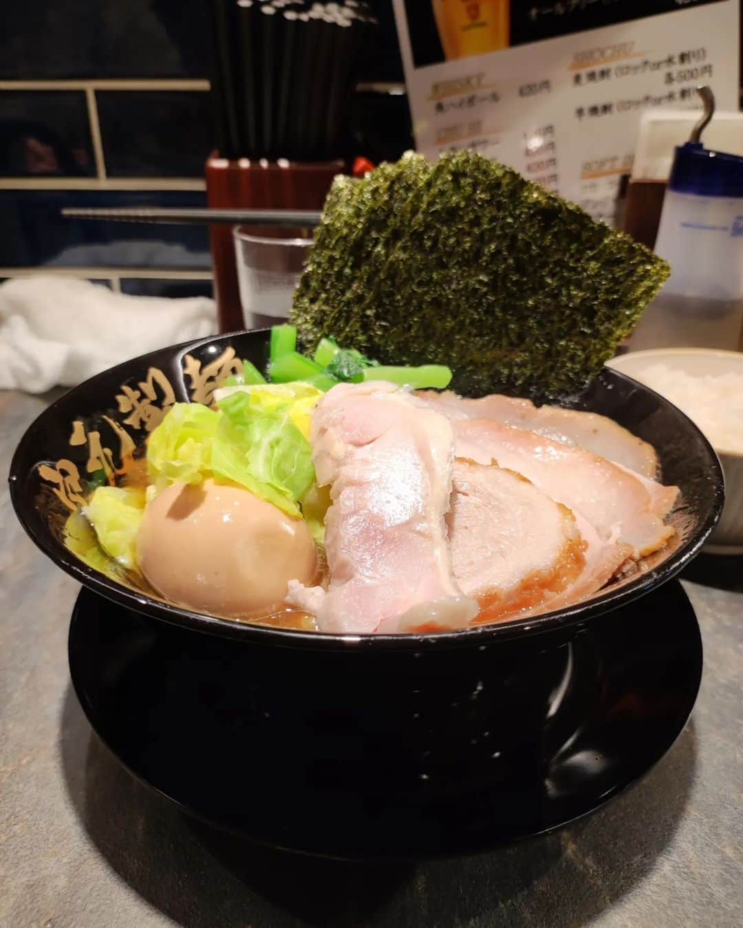 つけMen野郎のインスタグラム：「全部入りラーメン+半ライス 宮元製麺 3/19東砂にオープンした宮元製麺に行ってきました。東砂ってどこよ？砂町銀座のやや南側の清洲橋通り沿いにあって、最寄りの駅は南砂町なんだろうが歩いて行くにはキツい立地。さて、お店はというと、店内長めのカウンターにテーブル席が多数と大きめの箱。ラーメンは家系とのことで、柔めオーダー。スープはかなり燻製香強く、動物がっつり効いてパンチもある。デフォでもなかなかしょっぱなスープ。中太麺は長さもある。思い立ったら行ける範囲内に好みの家系出来て嬉しい。けど、頻繁に食べたらヤバいやつ。」
