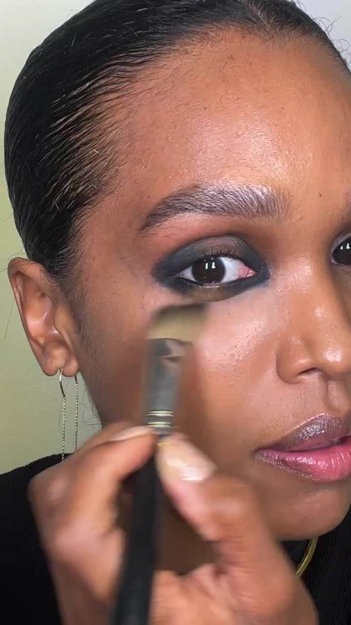 M·A·C Cosmetics BRのインスタグラム：「Vem nessa live  com a Artista Nacional Katia Araújo, @katiaraujomakeup para falar de algumas das tendências de maquiagem que apareceram nas últimas semanas de moda.   Produtos Usados:   Hyper Real Serumizer  Hyper Real Canvas Balm Glow Play Lip Balm Halo At Me Prep+Prime Fix+ Base Studio Fix Fluid  Studio Radiance Moisturizing+Illuminating Silky Prime Corretivo Studio Fix 24 Horas  Lápis Eye Kahl Smolder  Lápis Delineador Colour Excess Glide Or Die e Full Sleeve Paleta de Sombras Art Library It’s Designer e Nude Model  Máscara de cílios MACSTACK Batom Velvet Teddy」