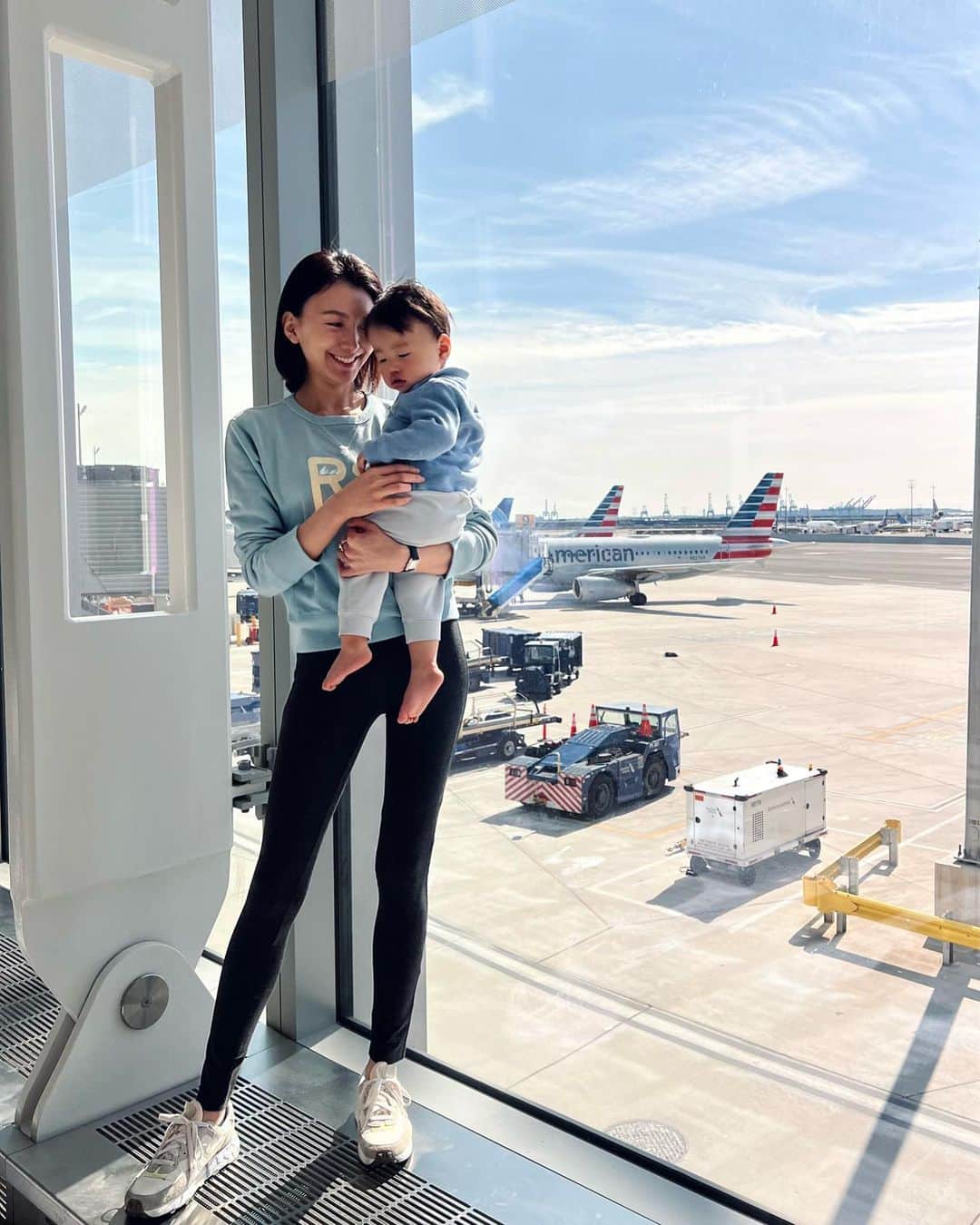 大出千尋のインスタグラム：「マイアミに行く前に息子と✈️ 機内では出来るだけリラックスできるスタイルで✨ . #doublerl#theory#nike #wbc2023#miami  #airport」