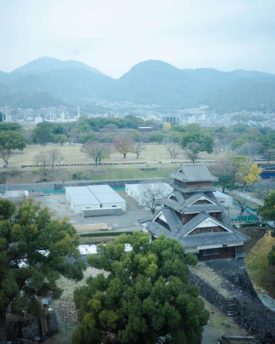 岩崎裕美さんのインスタグラム写真 - (岩崎裕美Instagram)「2022.12 熊本撮影旅🐻  撮影前日に熊本インして市内を散策の巻。  #熊本城 へ🏯 @kumamoto_castle   2016年の熊本地震で大きな被害を受けて以降、今もまだ復旧に向けて修復中の箇所が多々あって被害の大きさを感じました。  2年前に天守閣は完全復旧したので、天守閣からの眺め堪能してきました🧸  着実に完全復旧に向けて進んでる熊本城。 早く元の姿に戻りますように🤞  📷: @takemura_photo  ＿＿＿＿＿＿＿＿＿＿  #kumamoto #kumamotocastle #castle #japanesecastle #熊本 #熊本市 #熊本県 #熊本観光 #熊本旅行 #熊本城 #熊本城復興 #天守閣 #城巡り #城 #城壁 #建築 #建築物 #建物 #建物好き #建築デザイン #建築巡り」3月23日 7時54分 - hiromi_iwasaki