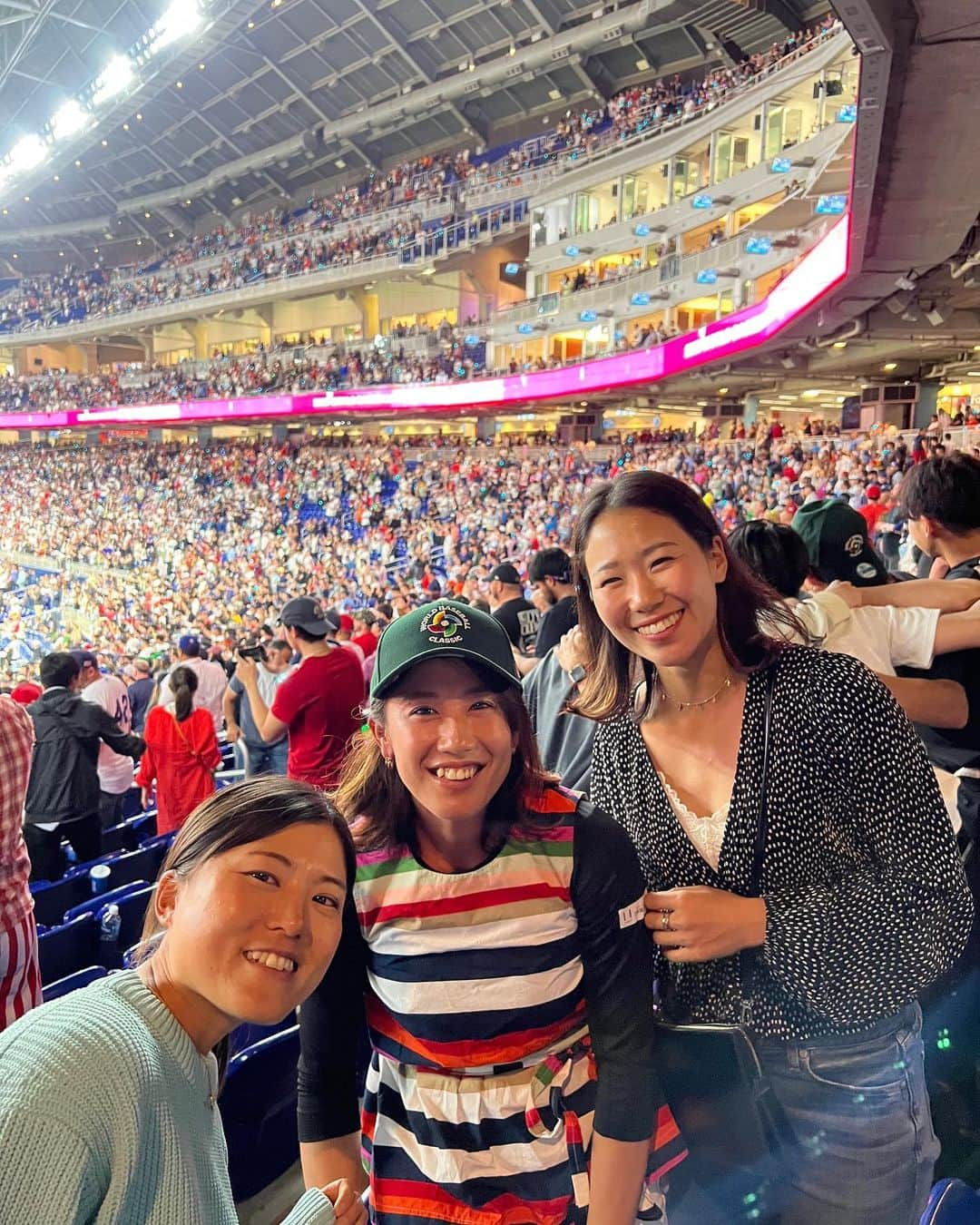 日比野菜緒のインスタグラム：「WBC 準決勝と決勝の観戦に行ってきました📣⚾️  野球観戦は今回が初めてでしたが、会場のエネルギーに圧倒されました！！！！ 野球を全力で楽しむお客さんとその期待の中でパフォーマンスをする選手たち…その一体感を味わって、やっぱりスポーツっていいなって思いました😮‍💨✨  素晴らしいプレーを見せてくれたプロフェッショナルな選手たちに感謝です👏🏻👏🏻  わたしたちは引き続き @miamiopen がありますので、最高のプレーが出来るように頑張ります！！」