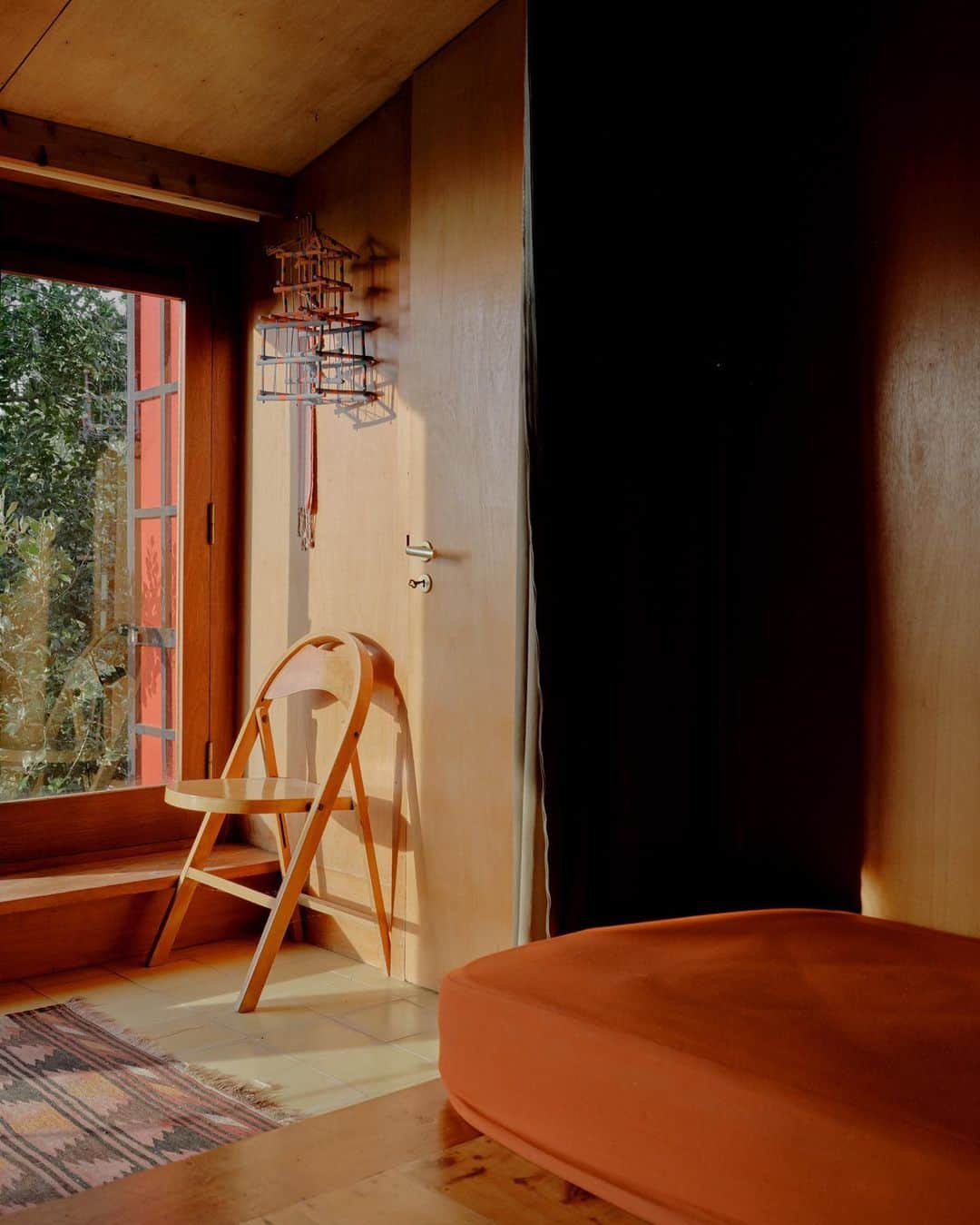 のインスタグラム：「"I don’t mind if things seem slightly careless—I wanted the house to have a spirit." Our Issue Forty-Seven home tour is of Vill'Alcina, architect Sergio Fernandez's vacation home, which overlooks the bay where Portugal meets Spain. Fernandez grew up under dictator António de Oliveira Salazar, a ruler who idolized the intimidating architectural visions of fascist Germany and Italy. Along with many Portuguese architects of the time, Fernandez tried to create something different: buildings characterized by comfort, functionality and a sense of place. "We were all engaged in the revolution," Fernandez explains. After 48 years, Salazar’s rule was overthrown on April 25, 1974—incidentally, Fernandez’s birthday. Vill’Alcina was completed that same year: the perfect retreat for his first summer holidays in the newly liberated Portugal that he had longed for. (Photos: @_marinadenisova_)」