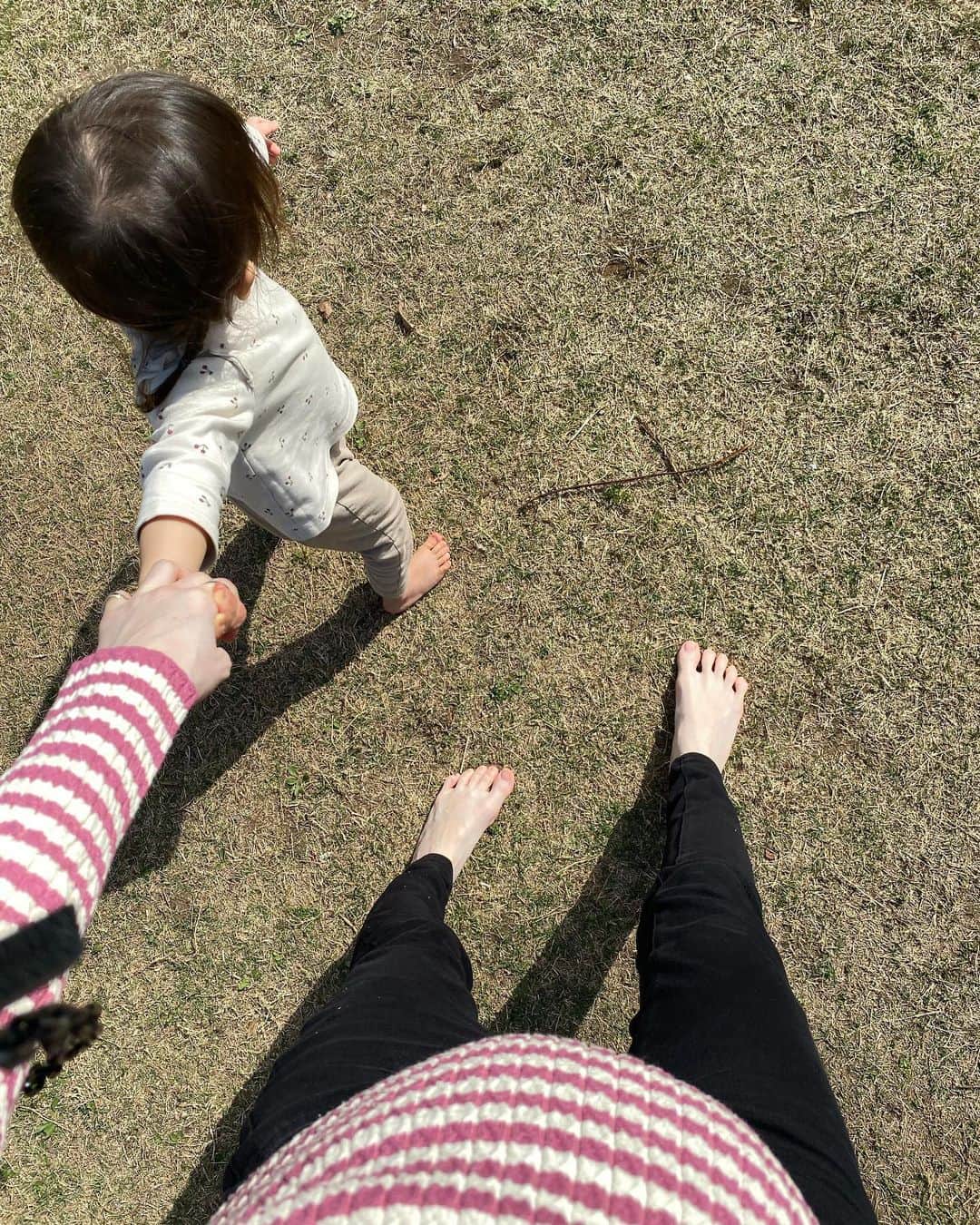 平木愛美のインスタグラム：「最近のfamily公園やお友達色々🫶💕  べびまると一緒に裸足になって 歩いてみたりっ。🌼  自分でお気に入りのワンピースと、"これがいい！！！"と、長靴を選んで履いてみたり。（快晴です）  ふらっと近所の公園までなはずが、やっぱりお天気も良いし、砧公園まで行ってみたり。🌸🌸  道中では散ってる桜を見て 👧🏼"わぁ〜！みてー！ おはな、おちてるー！！！すてきー！" と。 そんな発言をするべびまるが素敵だよと、母は癒されたり。幸  あらたに生まれてきてくれた小さな命、baby girlに会いに行ったり。 そこにはいつものべびまると半年ちがい生まれの仲良しgirlもいたり、一緒に全力遊んで楽しんだり🧡  保育園の"ちゅーりっぷぐみさん"お友達みーんなと、お花見dayだったり🌷 この日も全力はしゃいで大喜び。  この頃ぽかぽかになってきて、お外時間も心地よく充実な春ですね。  お昼寝もせず楽しんで、お風呂でマミーの腕の中で寝おちるという尊い愛おし時間もあったり。🌙🌝💓  何気ない日々が、愛溢れて、幸せで。  全てを記憶＆記録しておきたいけど 写真も言葉もsnsにのこすせるのはほんの一部ほどで…✍️ でも一部でも、大切な一部。💘」