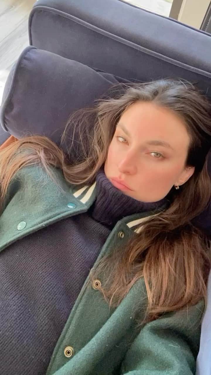 ジャクリーン・ヤブロンスキーのインスタグラム：「me & my threadbare vintage prada turtleneck. the only thing I wear this winter apparently 🧊」
