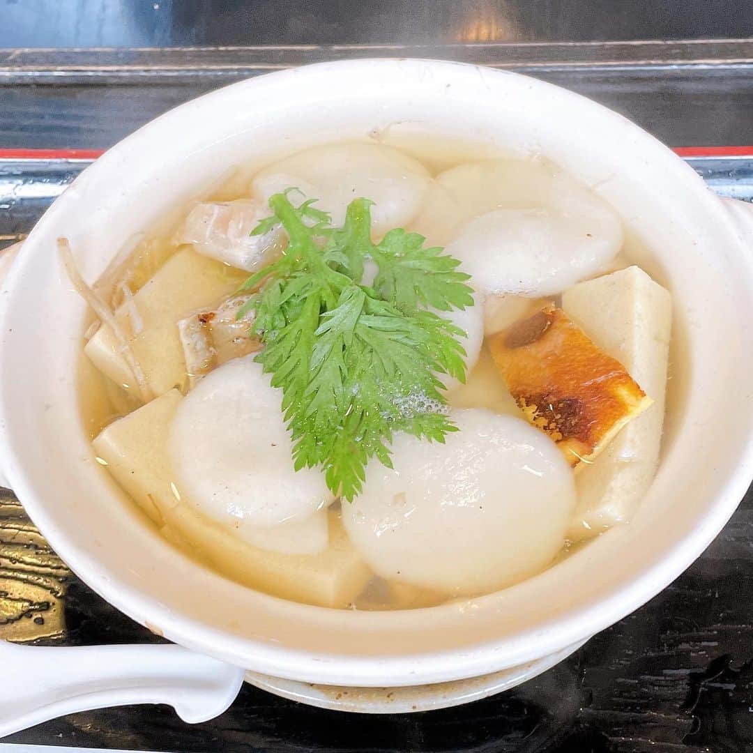 秋本ゆかりのインスタグラム：「ちょっと前に島原に行った時に食べた、島原の郷土料理、具雑煮。  お出汁がかおって、13種類ものいろんな具材が入ってて、その食材からまたおいしさが出て。 優しい味わいで本当においしい☺️  実は姫松屋は、高校の同級生が嫁ぎまして、いま若女将として頑張ってます☺️  お互い二児のママになり、久しぶりの再会は嬉しすぎた😭  姫松屋は人気店で大忙し！ ゆっくりは話せなかったけど、若女将として忙しく働く姿を見て、刺激もらったし、じーんときたよ🥹  また会いに行くね〜🙌  .  ∞∞∞∞∞∞∞∞∞∞∞∞∞∞∞∞∞∞∞ ☑︎姫松屋本店 ☑︎長崎県島原市城内1丁目1208 ☑︎0957-63-7272 ☑︎11:00〜 ☑︎駐車場あり ∞∞∞∞∞∞∞∞∞∞∞∞∞∞∞∞∞∞∞  .  #長崎#島原#島原グルメ#島原郷土料理#具雑煮 #姫松屋#姫松屋本店#島原城内#島原城 #同級生#若女将 #バナナマンのせっかくグルメ#出たよ#バナナマン#日村さんが美味しそうに食べてた #島原に行かれたらぜひ」