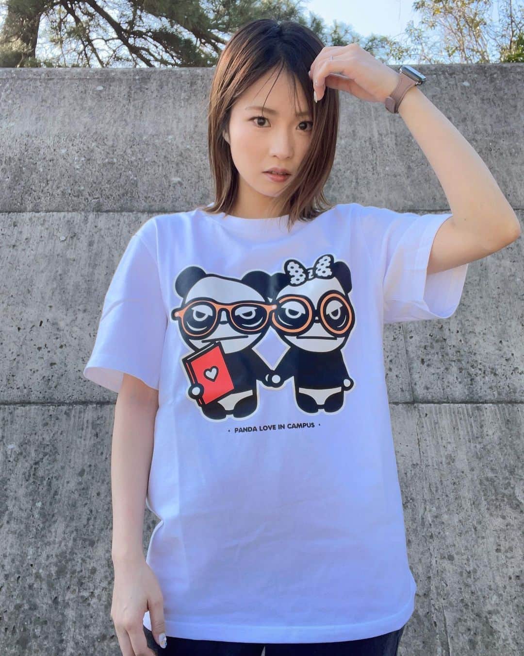小林ひろみさんのインスタグラム写真 - (小林ひろみInstagram)「🐼🐼🐼  この前フーディGETしてから めちゃくちゃお気に入りの @hipandajapan_official で TシャツもGETしたよーっ🐼💓  この日は暖かくて甥っ子と公園 走り回ったけん半袖で丁度良かった😂  デザイン可愛いし 何よりパンダの目付きが好き😂‼️  今回はメンズのMサイズ着用  レディースもあるからみんなチェック してみてね😍  #徳島　#田舎暮らし　#元アイドル  PR @hipandajapan_official #hipanda #ハイパンダ #ストリートブランド #ストリートファッションコーデ #ロゴtシャツ」3月22日 23時18分 - kobahiro0312