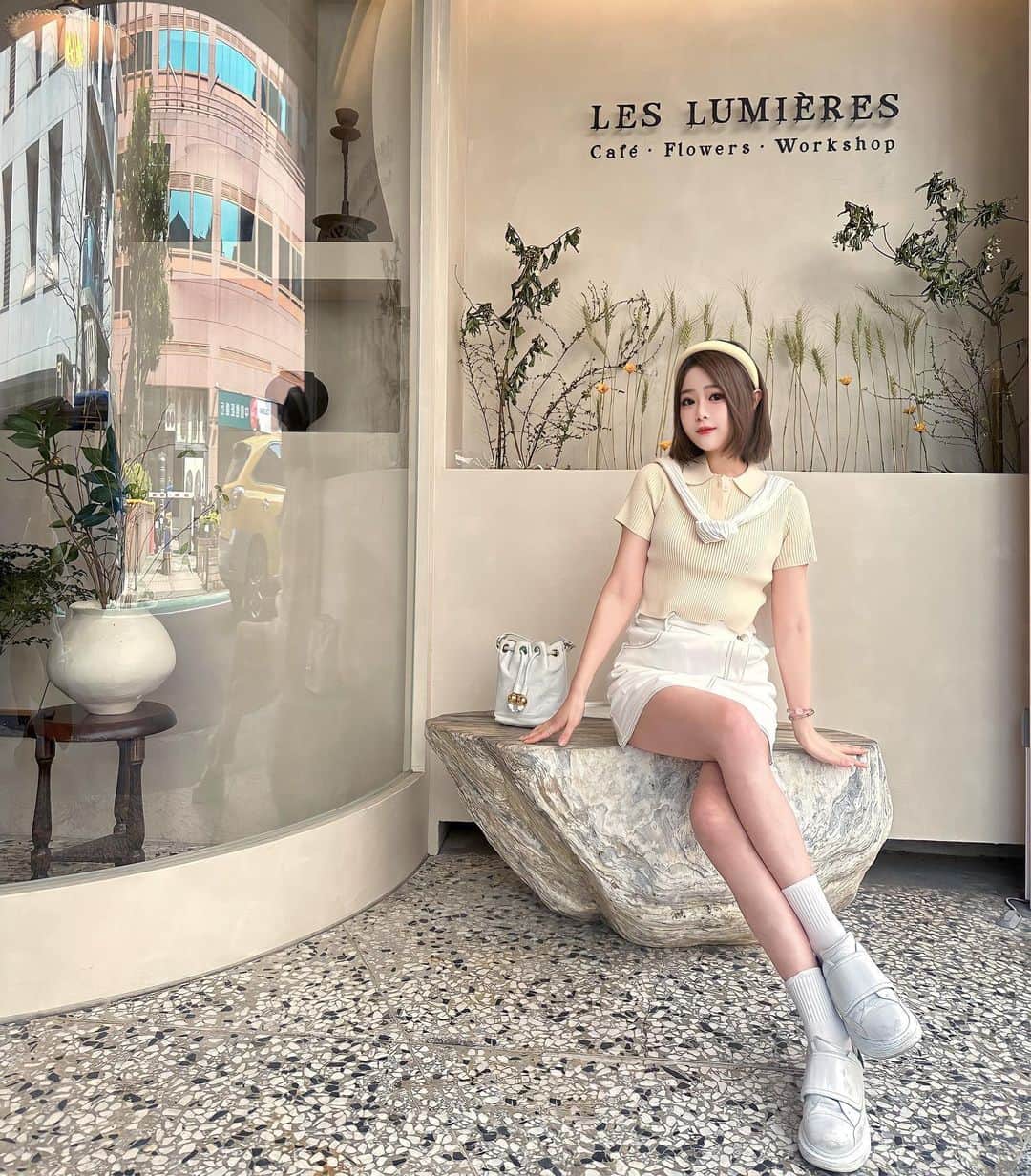 徐薇涵（Wei Han Xu）のインスタグラム：「都怪這兩天太熱了🔥 想你的話 還沒說出口就融化了🫠 - 真的是熱s了 很適合待在這氛圍感🈵️咖啡廳 每個角落都漂亮💐  📍Les Lumières Cafè  🚇信義安和站 3號出口步行約3分鐘」