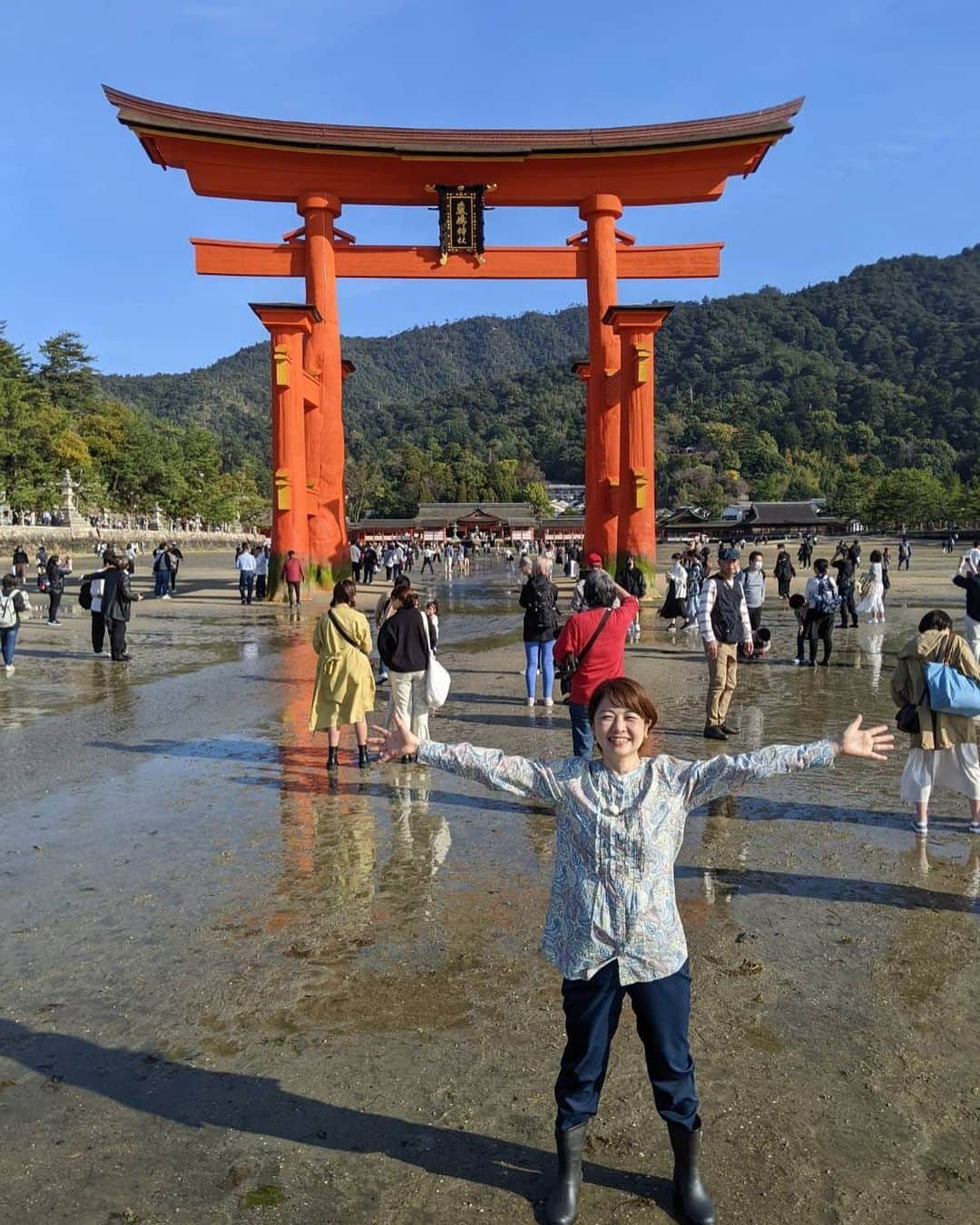 西山喜久恵のインスタグラム：「⛩ 厳島神社で仕事でした。 元々、パワーあるタイプですが、 もっとパワー頂きました‼️ 4月からも頑張れる気がしてきました。  #世界遺産 #厳島神社 #大鳥居 #WBC優勝の日に #仕事の詳細は後日」