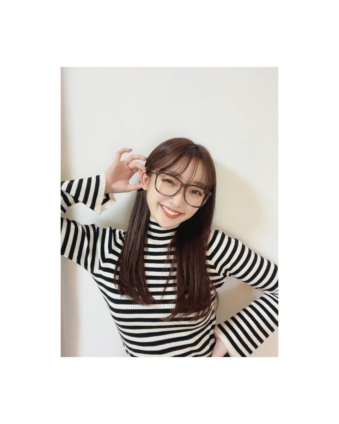 みなみのインスタグラム：「やっと………… やっと念願の............ エクステつけてきたーー！！！！！！  地毛で頑張ろうと思ってはや なんねん、、 戻って参りましたエクステという名の実家に🥹  お友達の紹介で @masaki_wistell に今回 つけていただきました！！  馴染み方が自然すぎるし サラサラだし コスパもいい🥺 エク一つについてる毛の量が多めらしく 私普段76-80本つけてたのだけど 今回60本でこれだけ馴染んでるの！！ 感激…  ぜひ春休みでエクつけてみたいって子は 行ってみて🥰  ありがとうございました(*´﹀`*)」