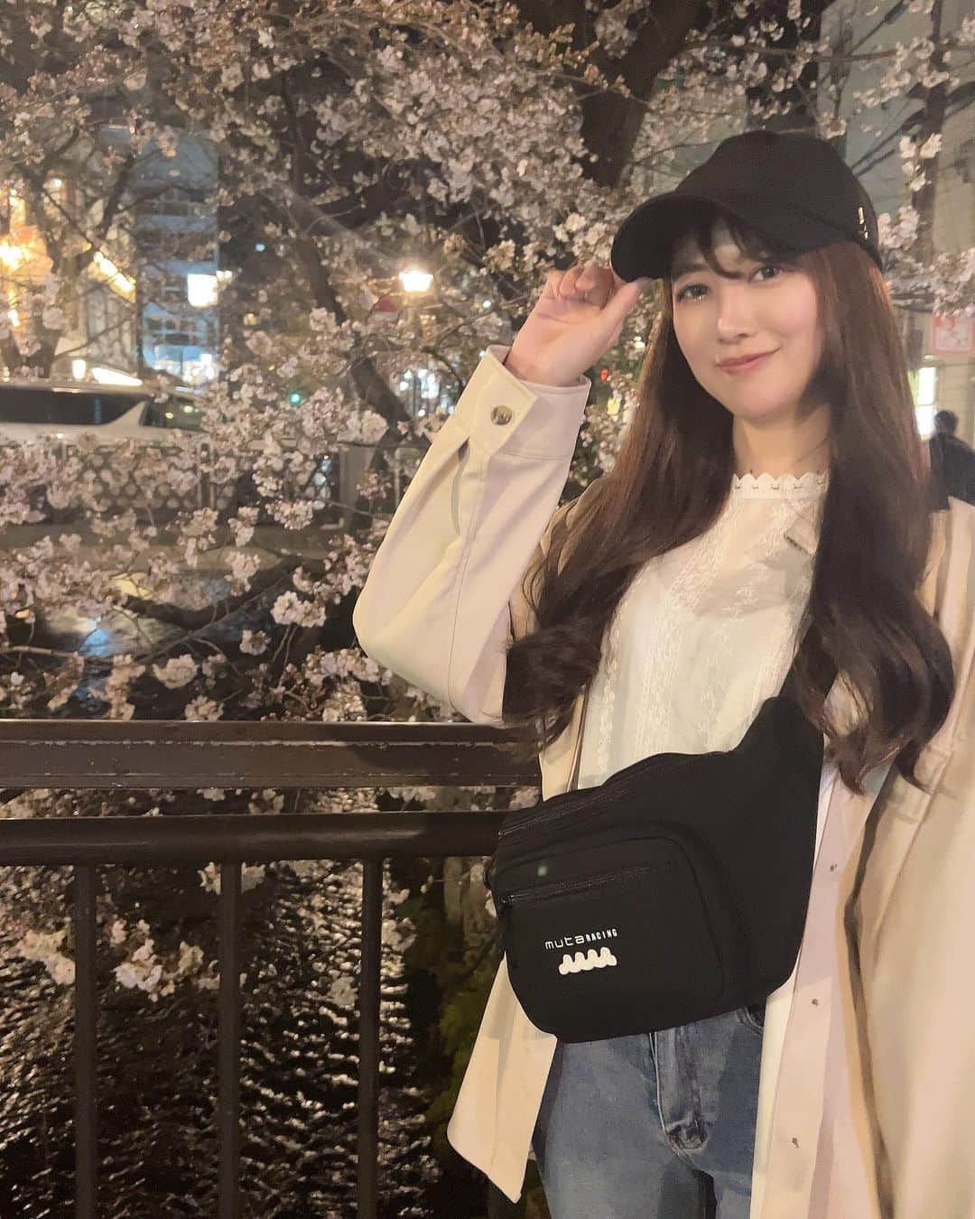 瀬谷ひかるのインスタグラム：「京都の夜桜🌸満開はまだ先かな お散歩が楽しい季節になってきて嬉しい！  26日の桜撮影会まだまだご予約受付中です！ ご予約数少ないので、お時間合う方はぜひ！お待ちしています🙏  URL https://www.newtype-side7.com/326seya  #桜 #夜桜 #京都 #レースクイーン #撮影会 #撮影会モデル #ロングヘア #selfie #photoshooting #portrait」