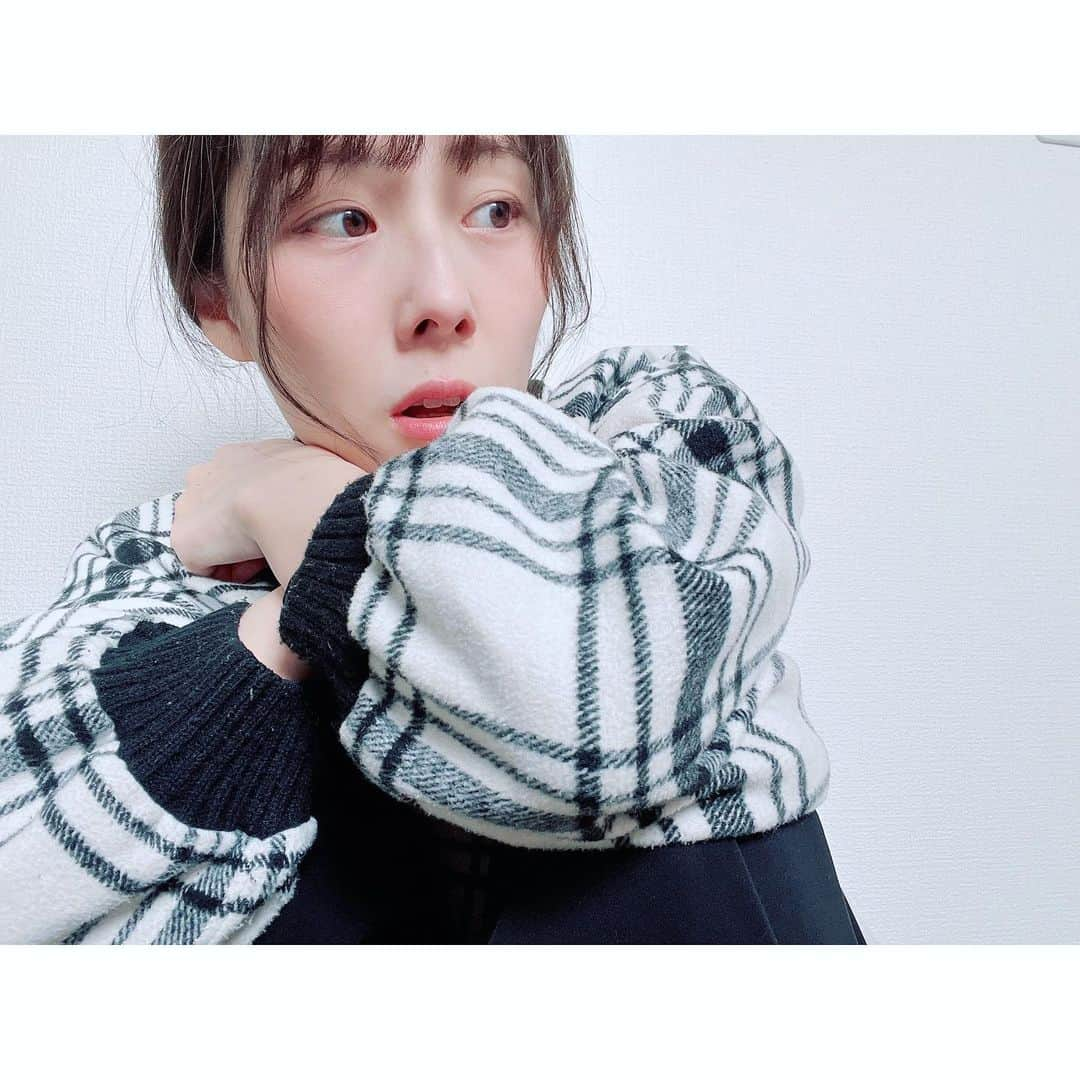 松田実里のインスタグラム：「⁡ ここ数日ほっこりすることが多かったですね。 ⁡ 野球はもちろん、 知り合いの方の幸せ報告が相次いだり、 空豆ちゃんと音くんが無事結ばれたり、 個人的な幸せもあったり。 ⁡ いやー春だね。 ⁡ #ほっこり #wbc2023 #優勝 #japan #幸せ #報告 #夕暮れに手をつなぐ #春   #コーデ #チェックコーデ  #lifestyle #instagood #mylife #love」