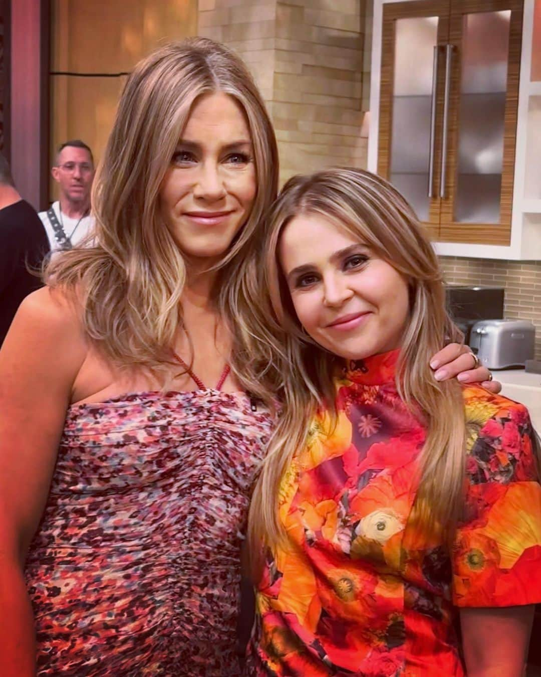 メイ・ホイットマンのインスタグラム：「had the genuine best time doing @livekellyandryan promoting @uphereonhulu -truly love all my dear pals there on screen and off- and the coolest part was I had a Friends reunion with the luminous @jenniferaniston whom I remember made me feel so welcomed and loved and I wept hysterically when I wrapped the episode and made her a Christmas ornament anyway please watch @uphereonhulu march 24 and also watch me on @livekellyandryan in my special @christopherkane dress」