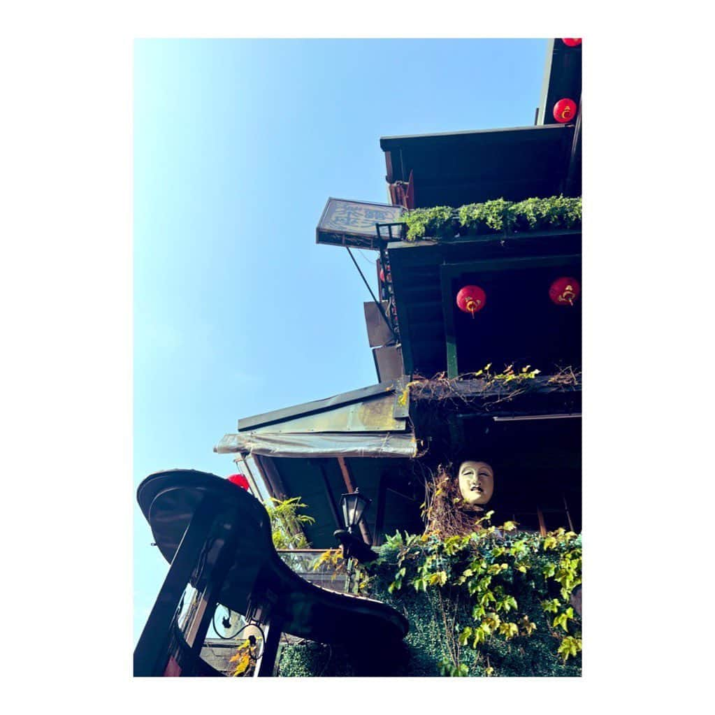 田中美晴のインスタグラム：「Jiufen in Taiwan. 　 昼間の九份も良き。 今日は30度超えて暑かったけど 冷たい芋圓を食べて生き返りました😋  動画のお茶は凍頂烏龍茶なんですけど 氷が面白い場所に入ってました🤭  　 　  白天的九份也好。 今天的溫度超過了30度🫠 但是吃了芋圓冰，精神變好了✨  #九份 #台灣 #阿柑姨芋圓 #台灣生活 #台湾生活  #凍頂烏龍茶 #jiufen #taiwan」