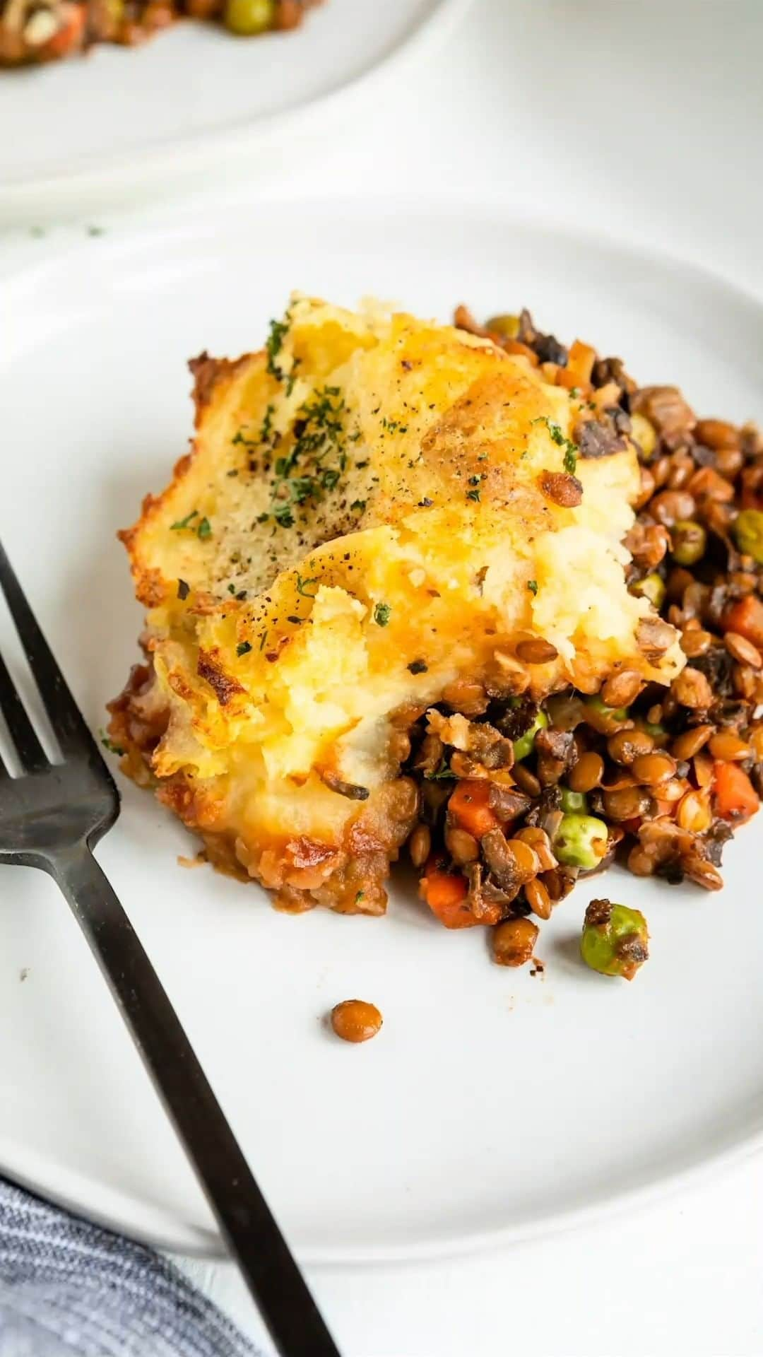 Simple Green Smoothiesのインスタグラム：「This meatless shepherd's pie has all the warmth, spice and heartiness of the traditional recipe yet it's a vegetarian Shepherd's pie with lentils. It might just be the most delicious thing on your menu this week.   👉Full recipe: https://simplegreensmoothies.com/vegetarian-shepherds-pie」