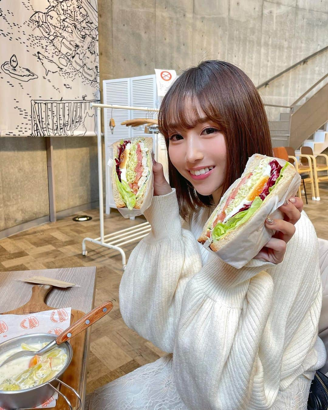 丸りおなのインスタグラム：「.  めっちゃボリューミーで美味しかった🥪💕  📍カフェ クリックス（ @cafe.clicks ）  以前も打ち合わせでケーキ食べて美味しかった🥰 まだ気になるメニューあったからまた行こう〜っと！  今日もお疲れ様です🐖  #横浜　#横浜グルメ　#りおなグルメ　#横浜カフェ　#横浜ランチ　#サンドウィッチ　#🥪　#食べるの好きな人と繋がりたい #グルメ女子 #ダイエット　#パン好き　#穴場カフェ #キャンプ飯　#アウトドア　#アウトドア用品」