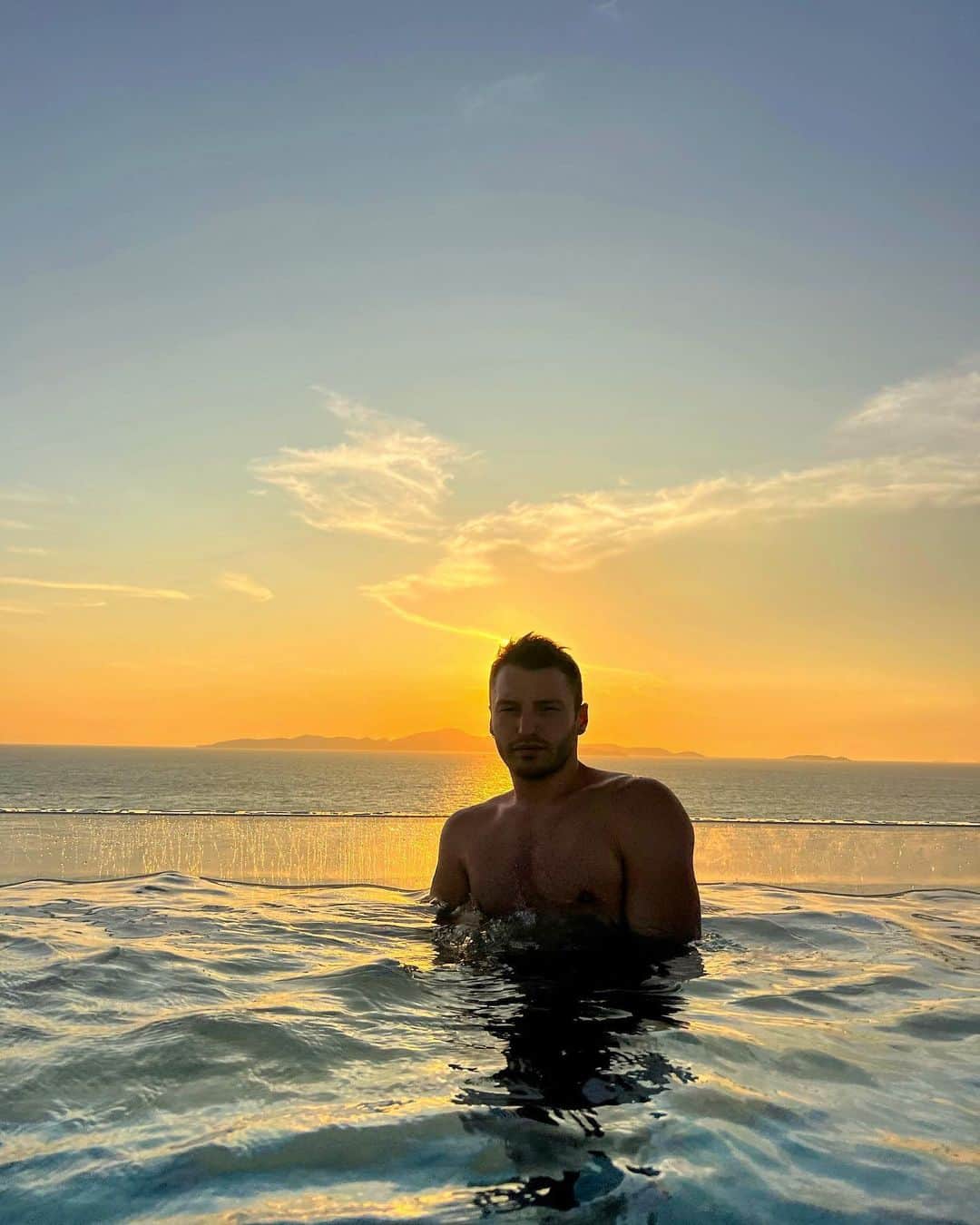 jotipolizoakisのインスタグラム：「welcome to thailand」